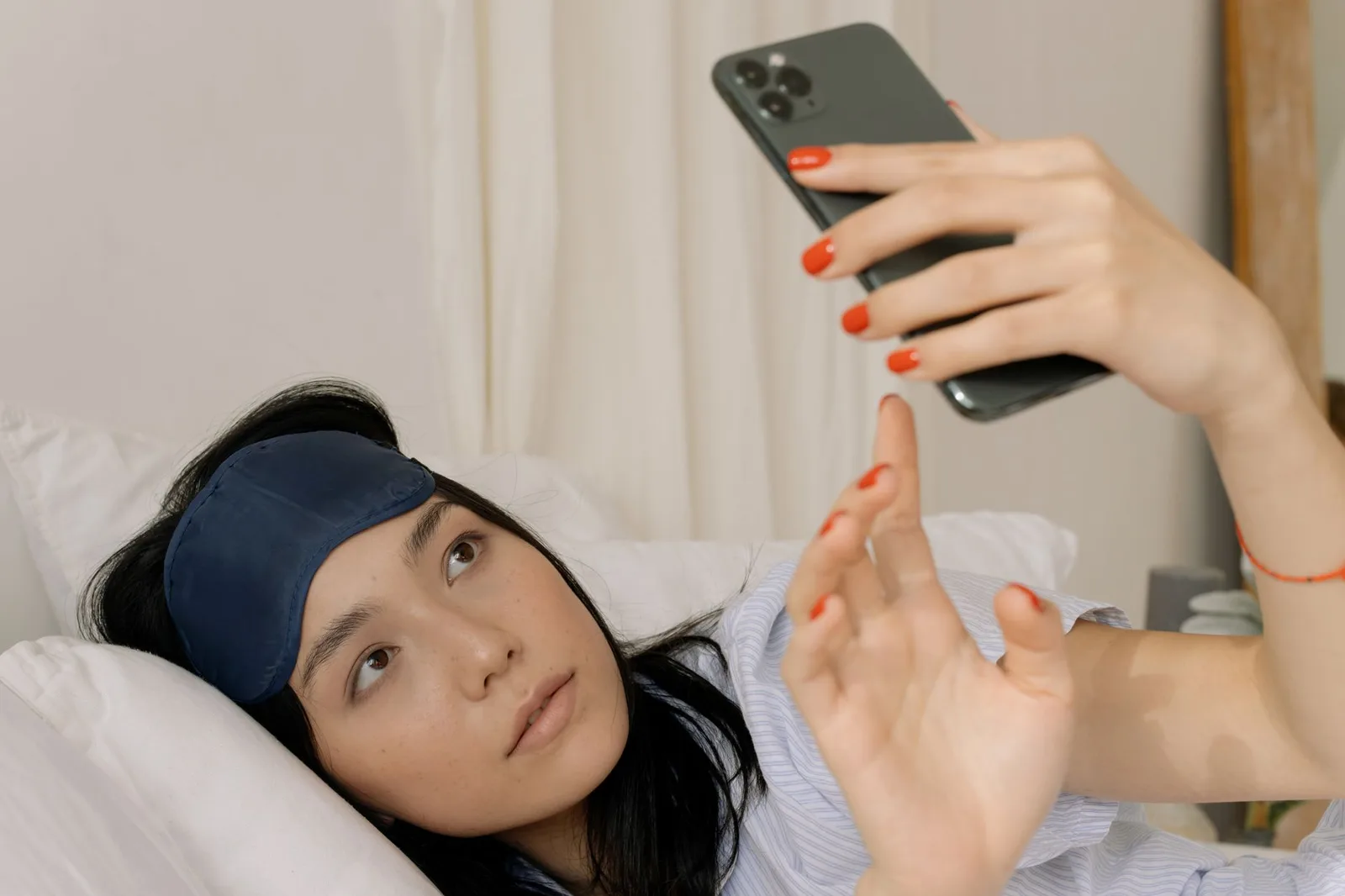 Phụ nữ châu Á cầm viên kẹo ngủ vào ban đêm