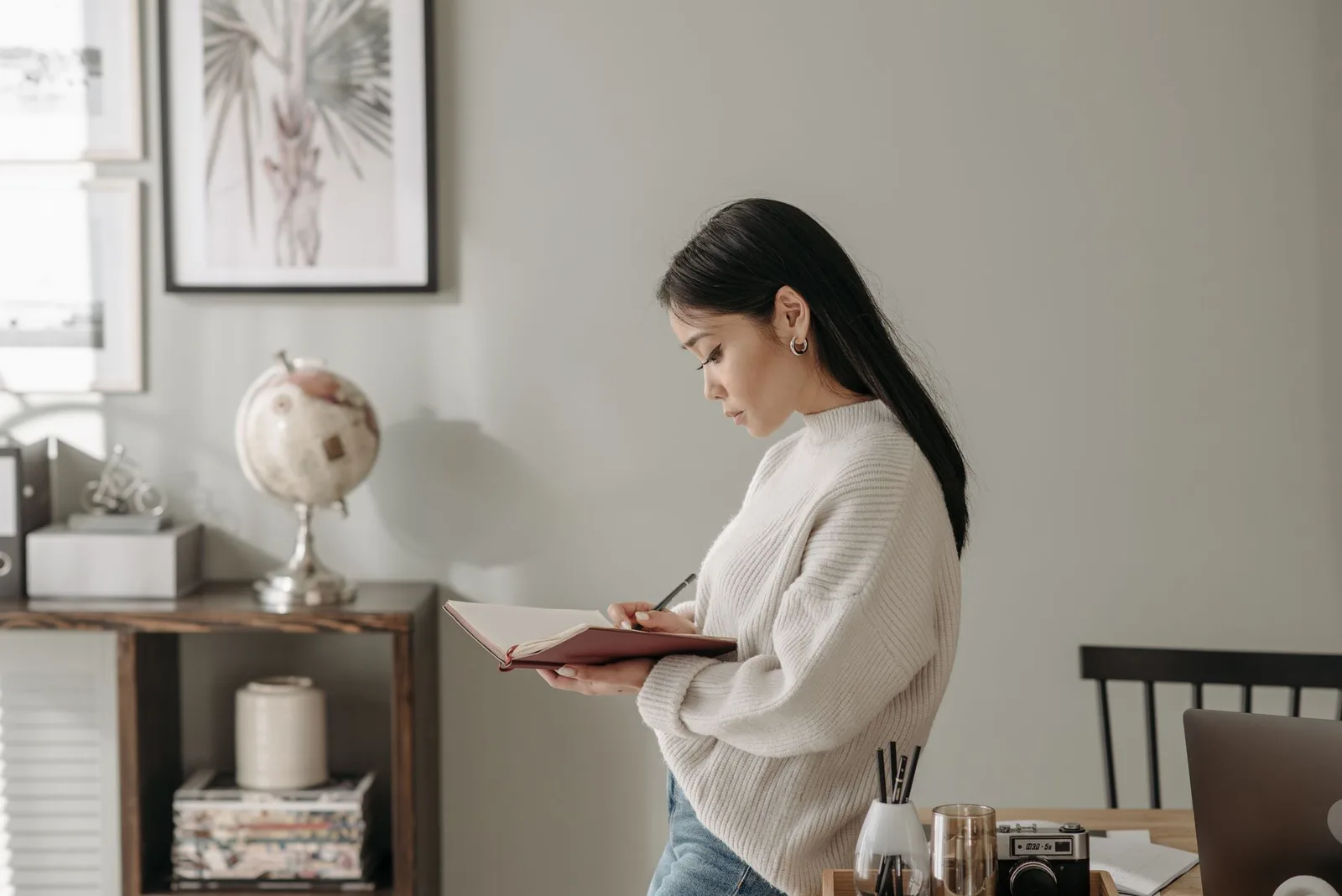 Người phụ nữ châu Á ghi chú bên bàn buổi sáng