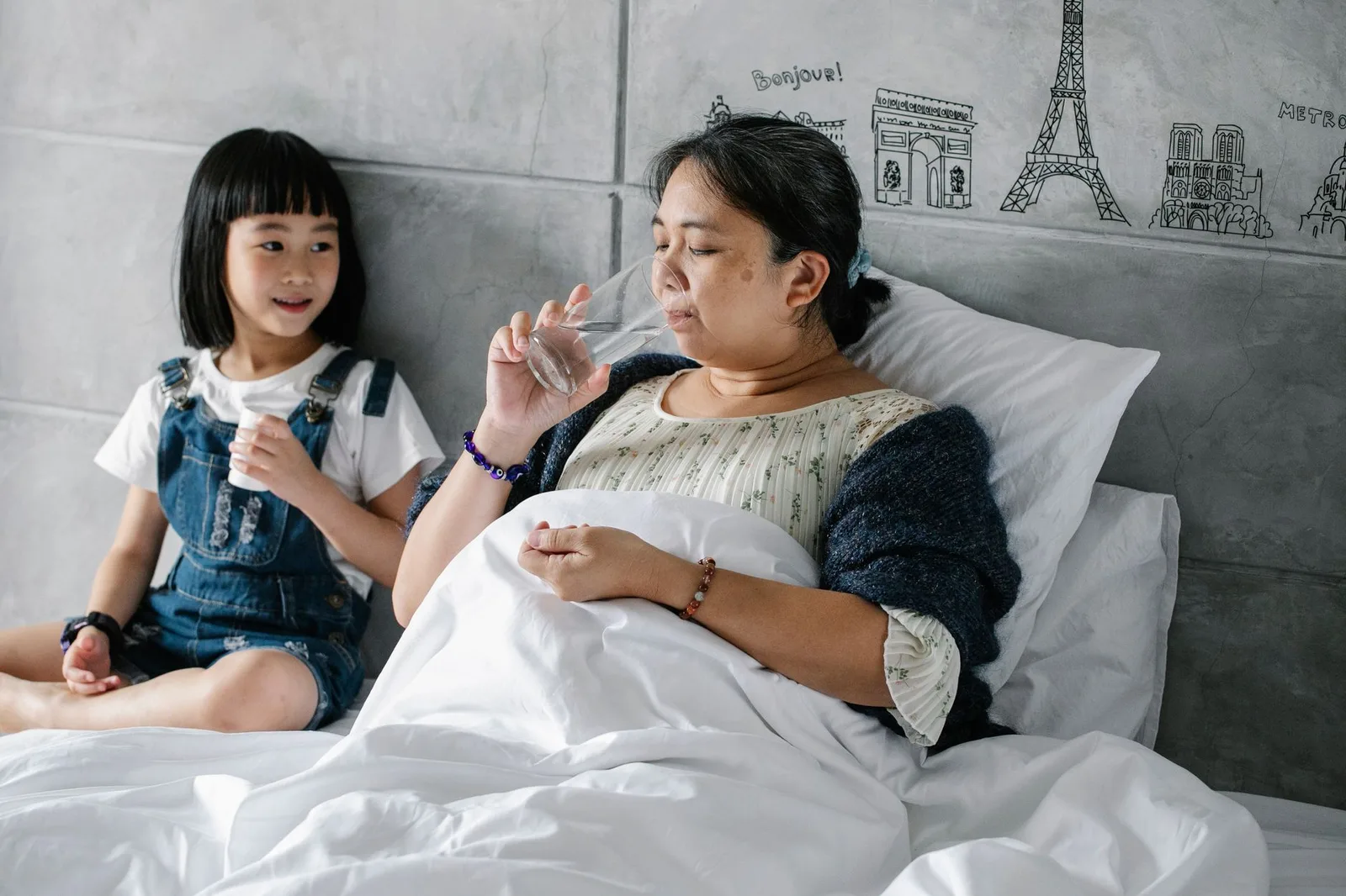 Sinh viên châu Á uống thuốc vào ban đêm