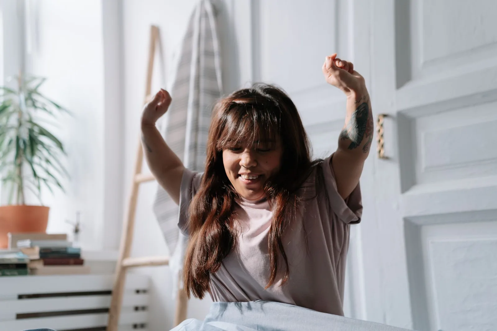 Sinh viên châu Á thức dậy sảng khoái vào buổi sáng