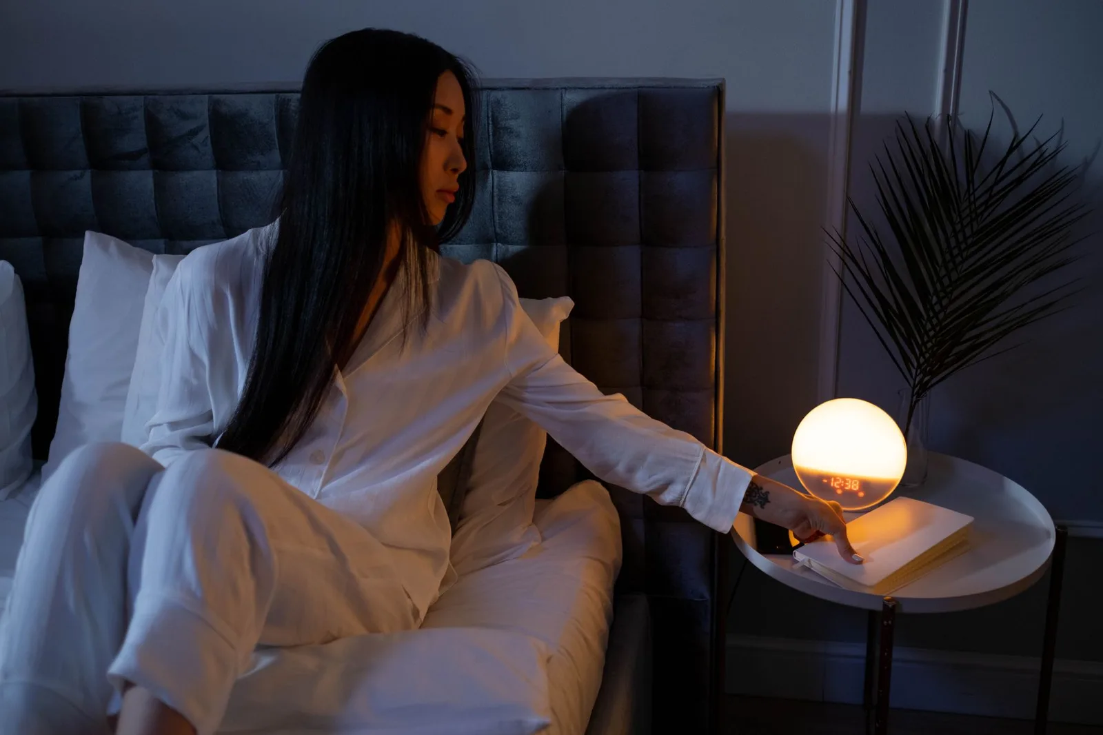 Cô gái trẻ thức trắng đêm vì mất ngủ