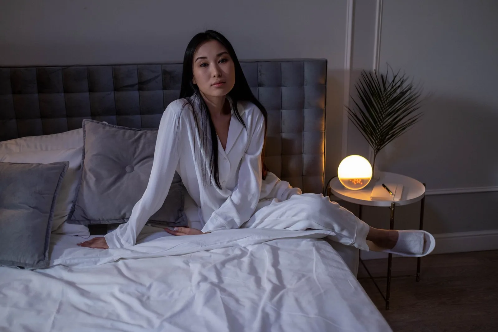 Người phụ nữ châu Á đang ngủ ngon trong phòng ngủ tối