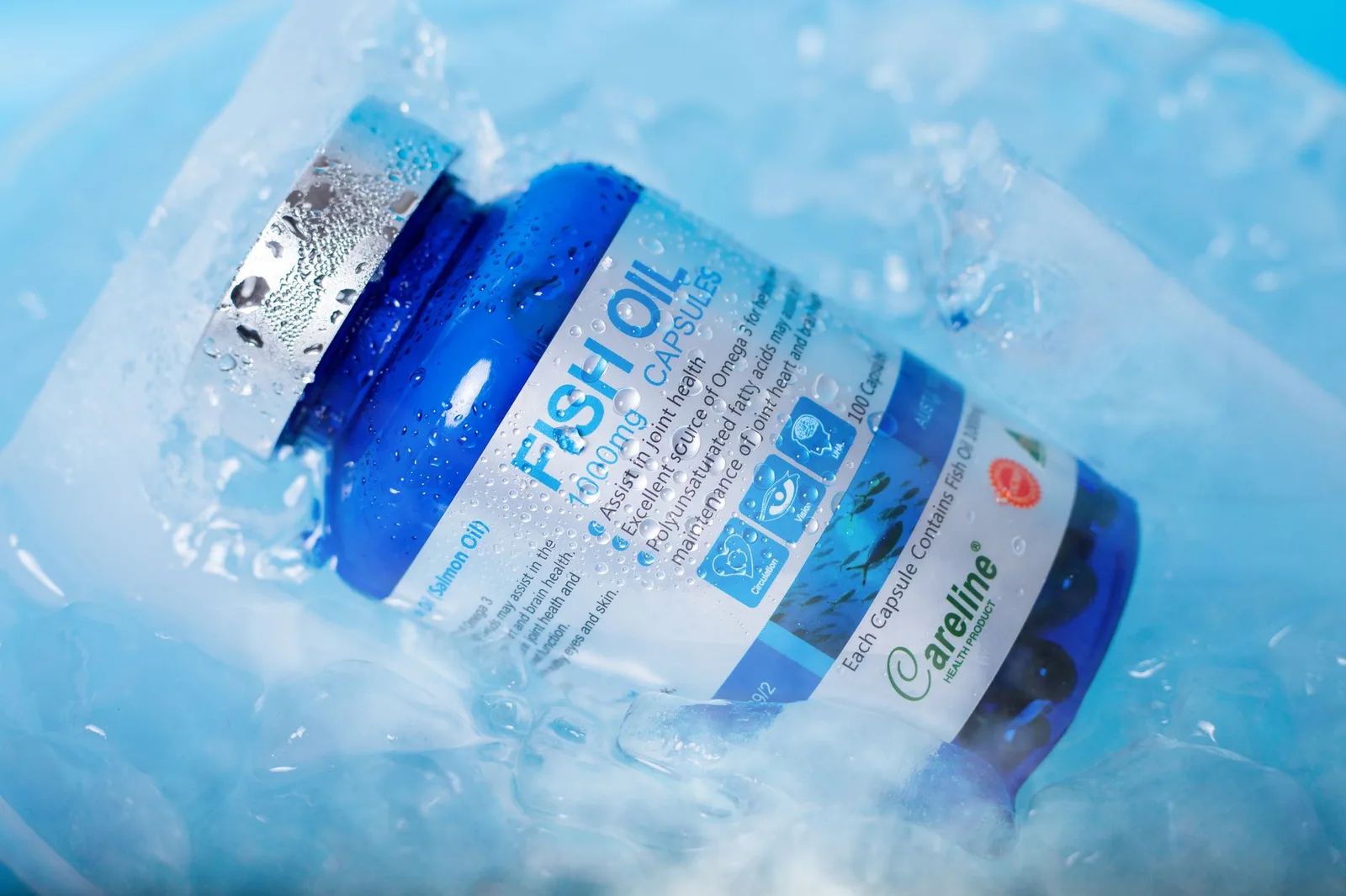 Viên nang omega 3 và chai thực phẩm bổ sung trên bàn