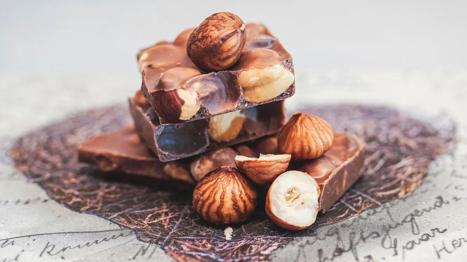 Thực phẩm giàu magnesium như hạt, chuối và chocolate đen
