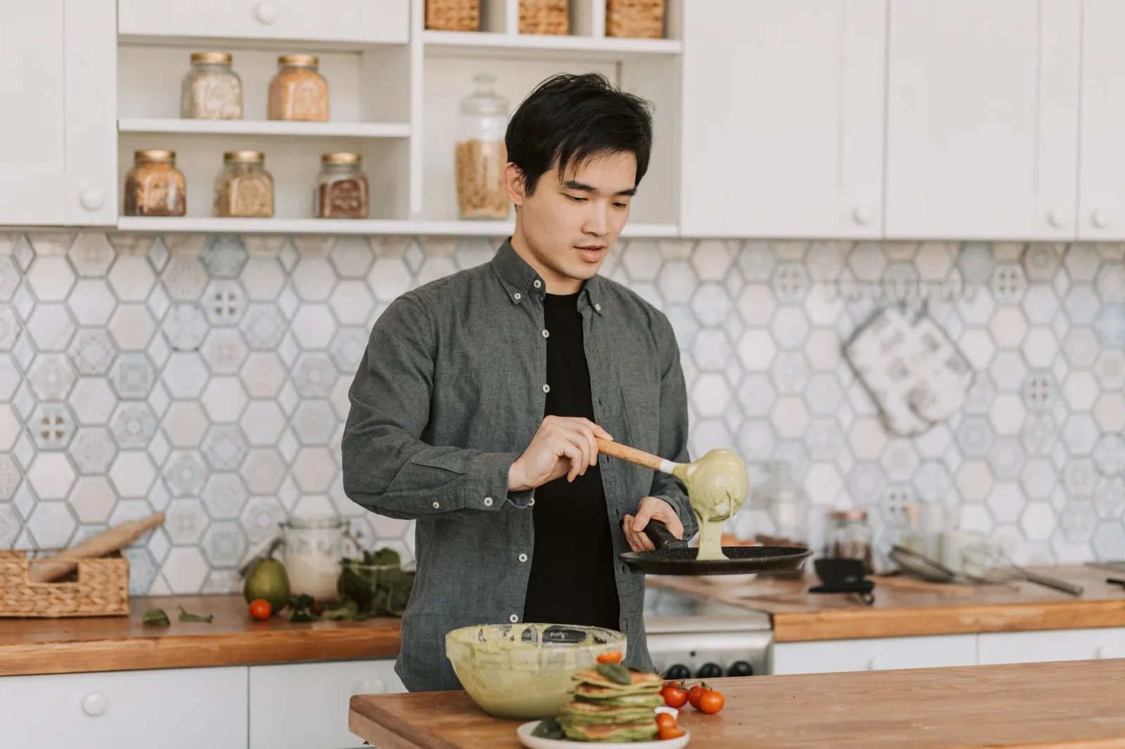 Cô gái trẻ chế biến bữa sáng lành mạnh bổ sung vitamin D