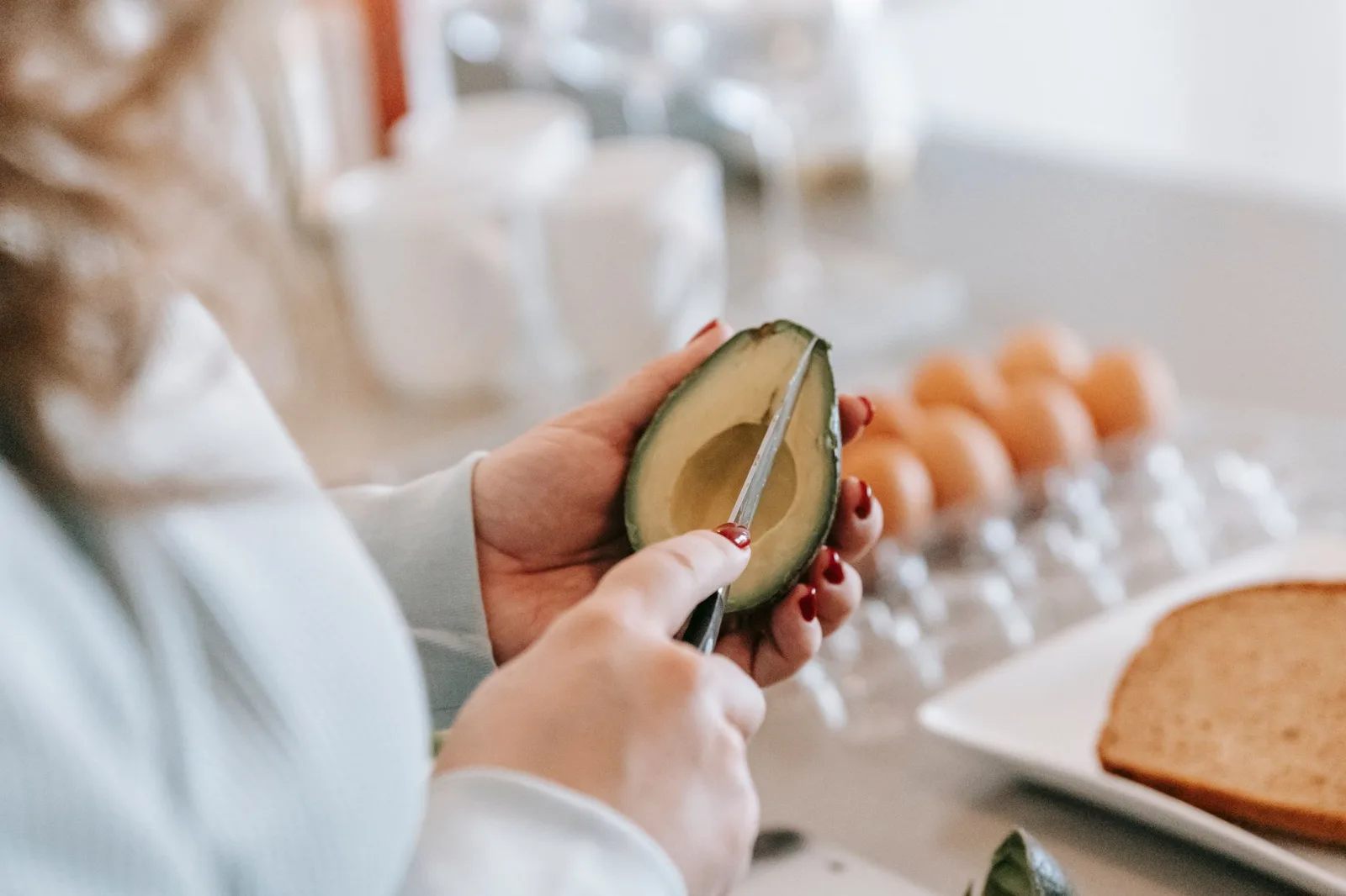 Người trẻ văn phòng ăn sáng với thực phẩm giàu sắt kẽm