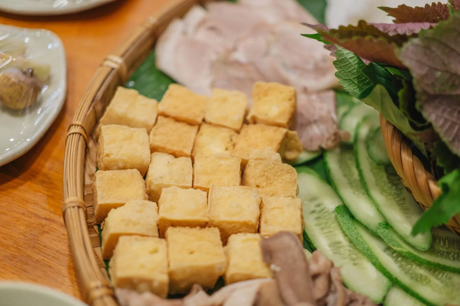 Các nhóm thực phẩm giàu canxi ngoài sữa: mè, đậu phụ và rau xanh