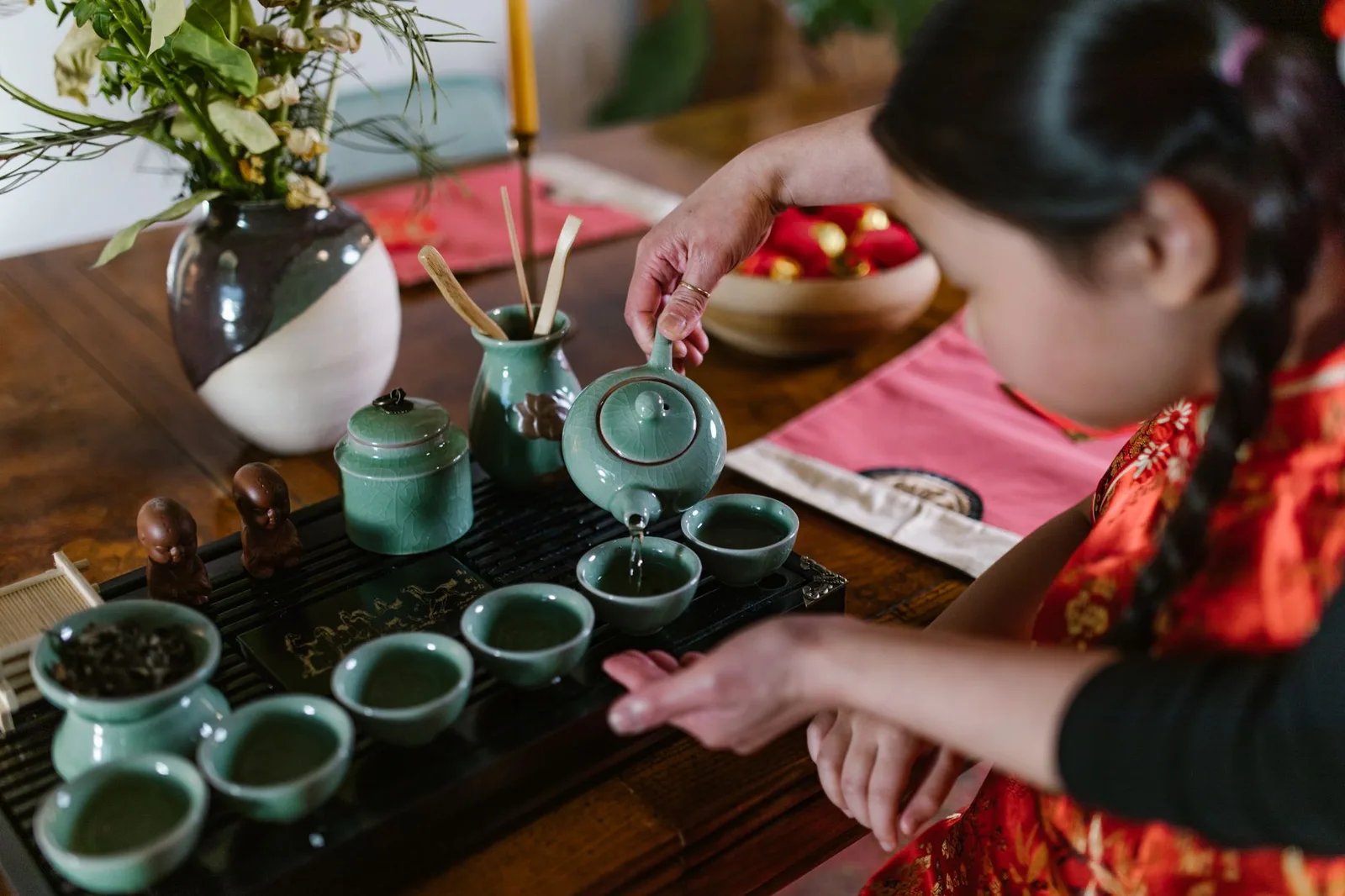 Rót trà xanh ấm từ ấm ra chén, hương thơm dịu nhẹ
