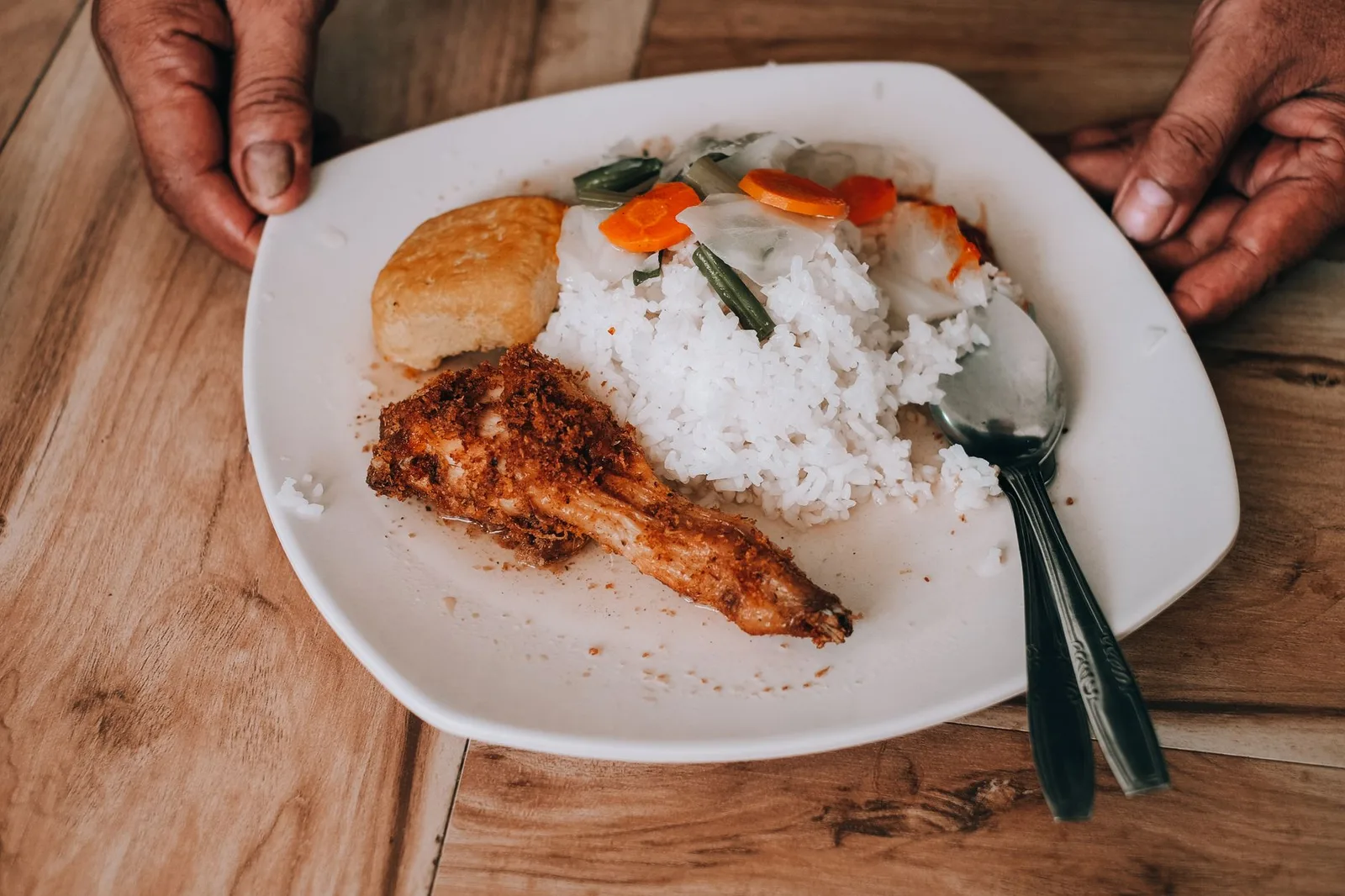 Đĩa cơm gà nướng giàu protein cho bữa ăn của người trẻ