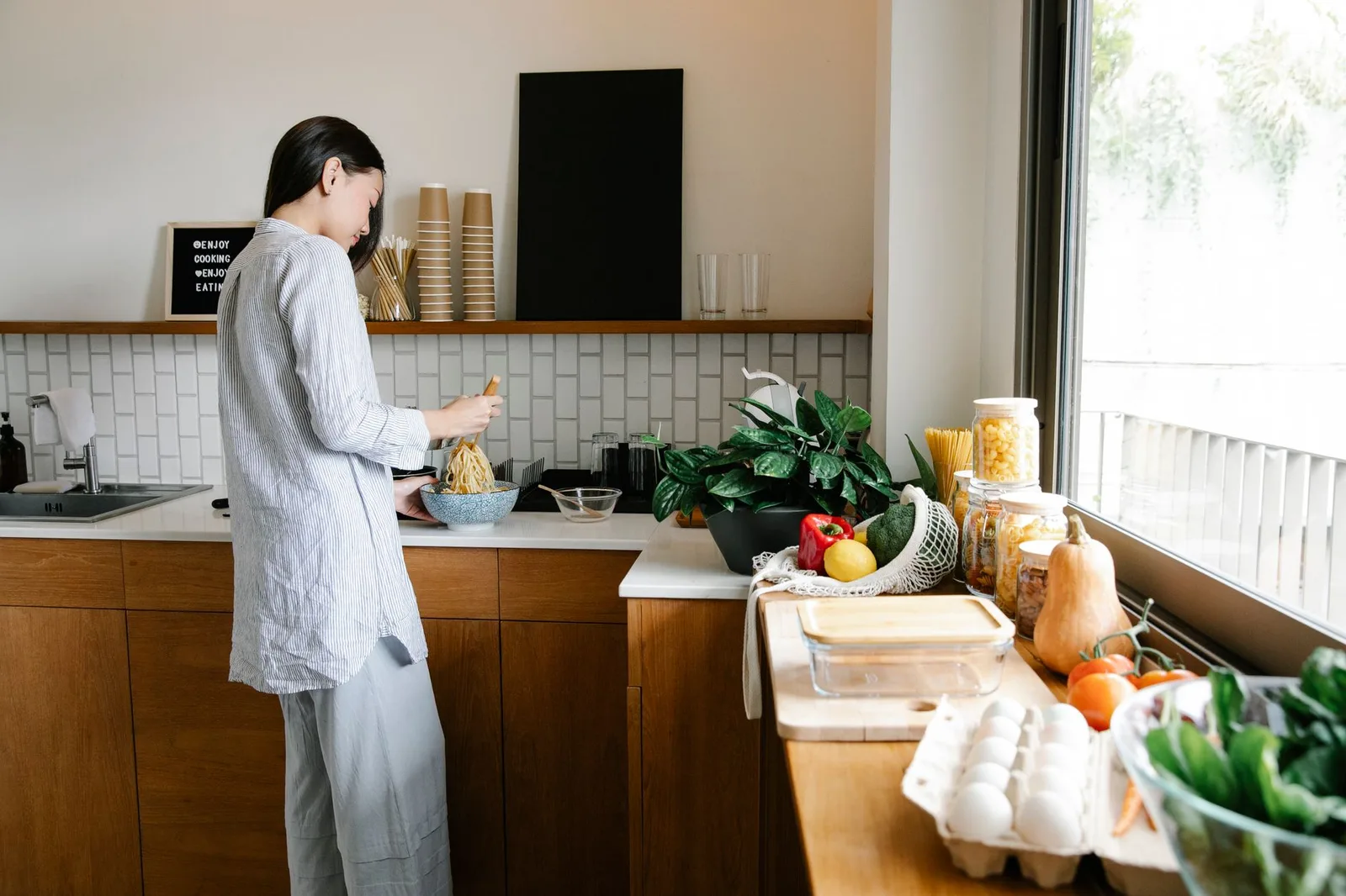 Người phụ nữ chế biến bữa ăn giàu sắt trong bếp