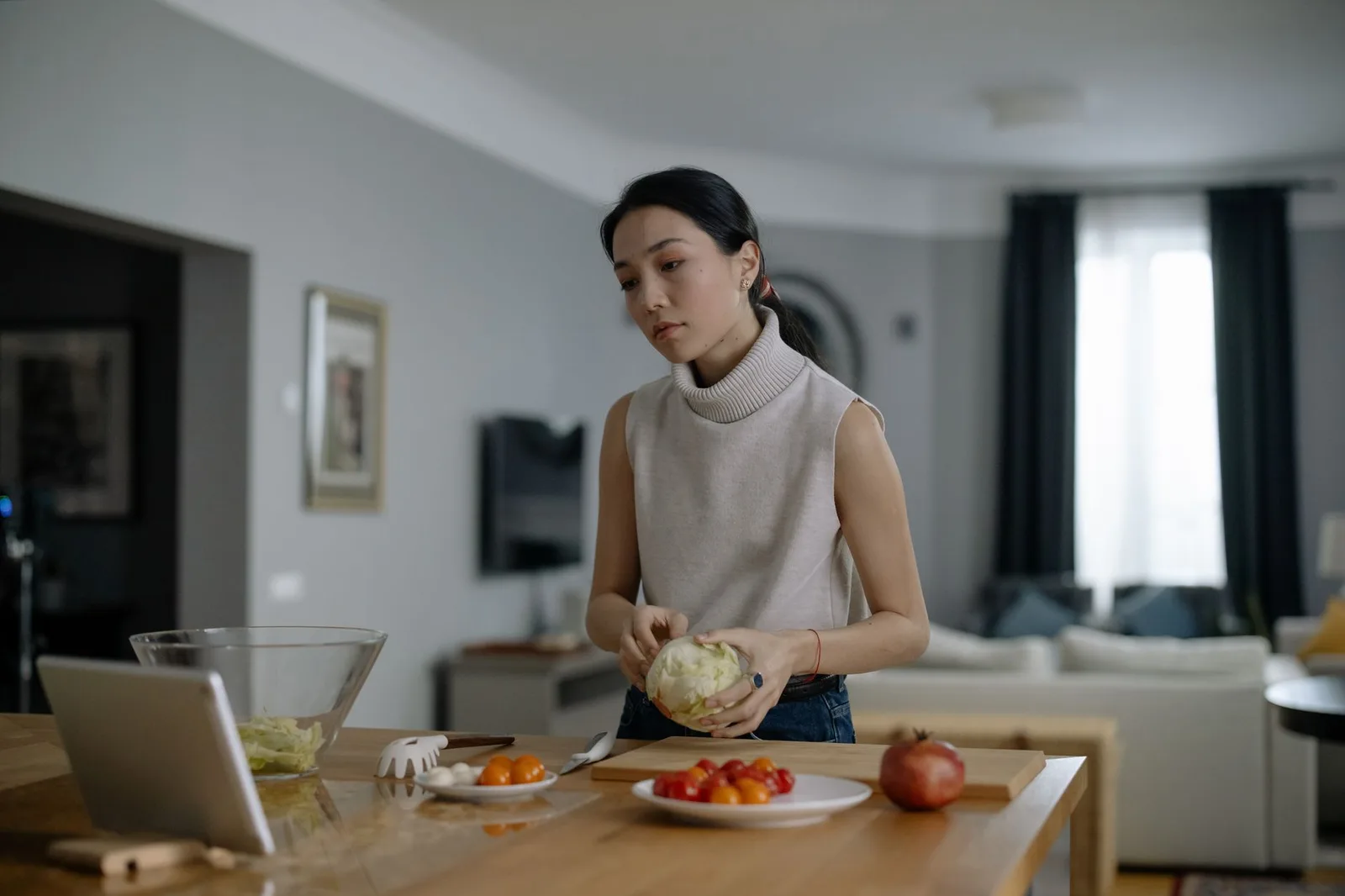 Người trẻ châu Á trộn salad với rau củ lên men