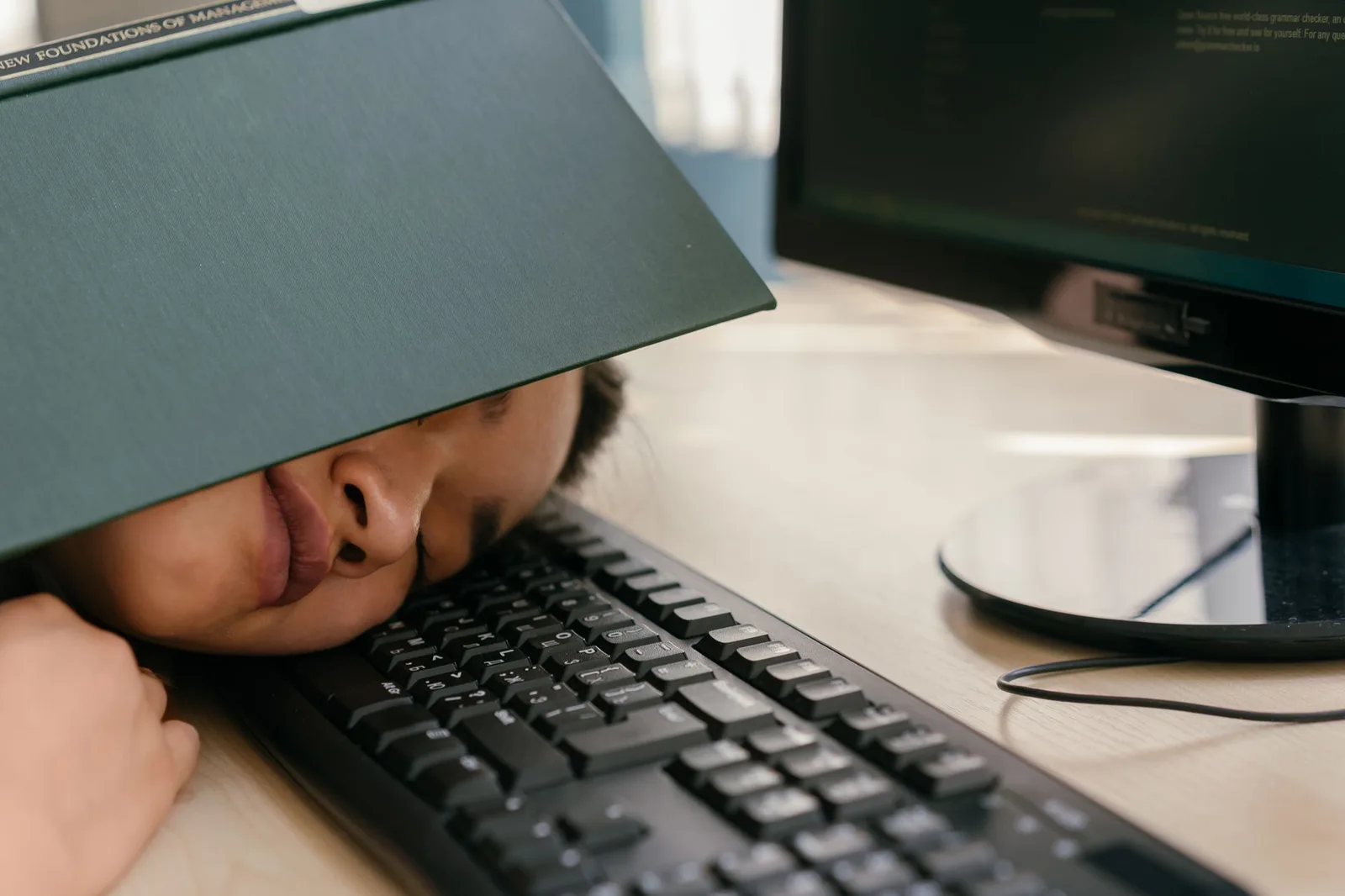 Cô gái trẻ mệt mỏi vì thiếu kẽm ngồi tại bàn