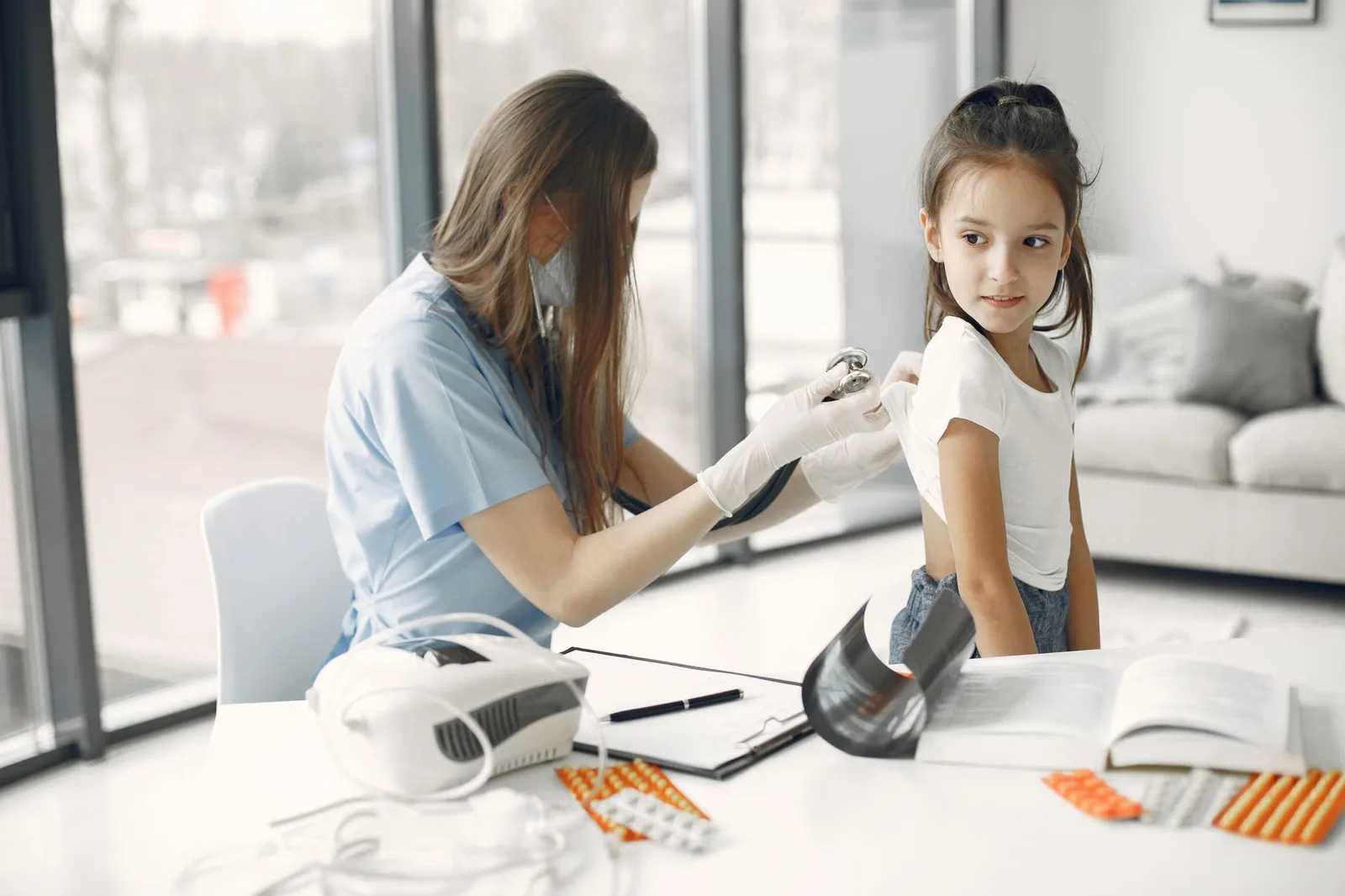 Nữ sinh trao đổi với bác sĩ về tình trạng kinh nguyệt nhiều