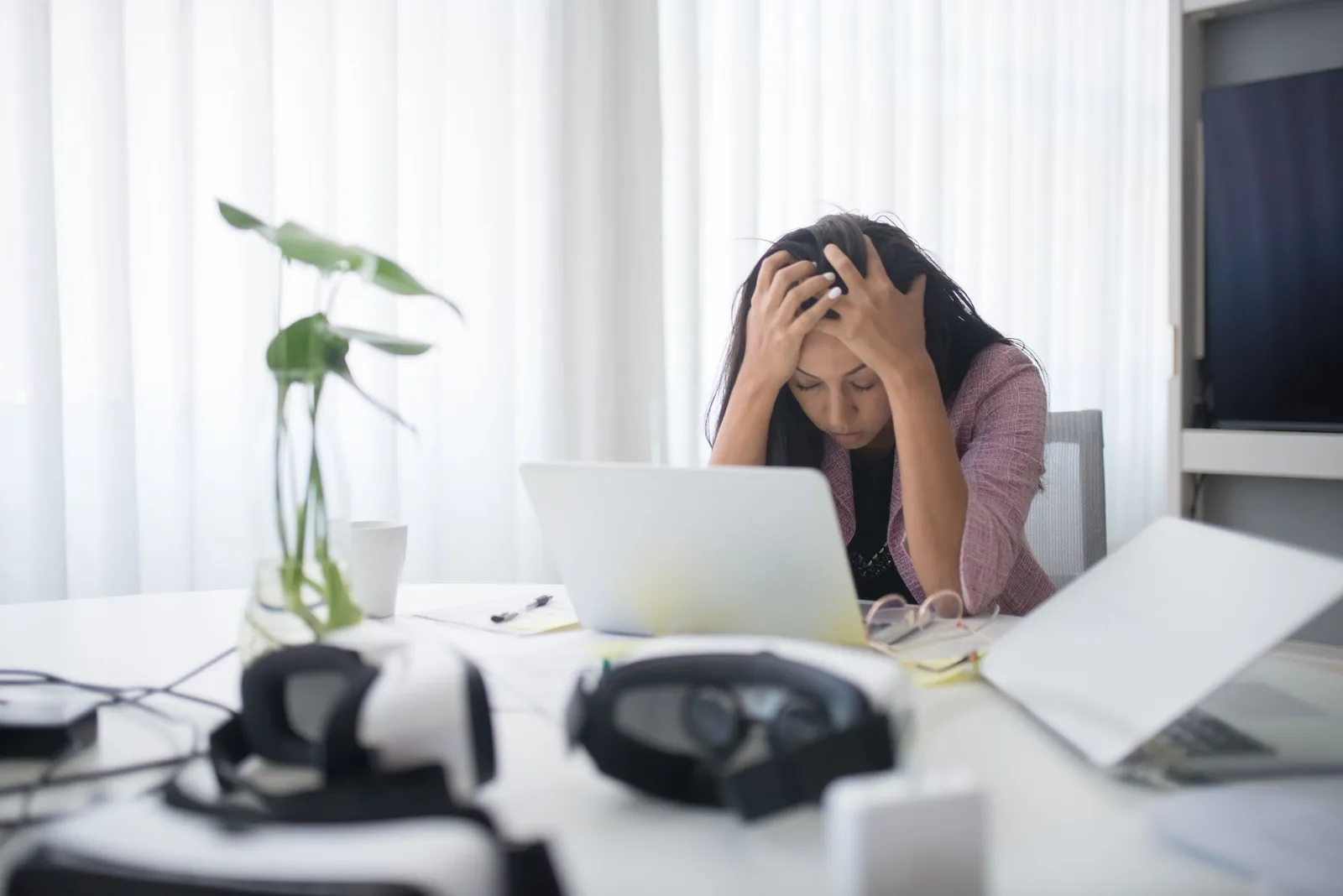 Phụ nữ châu Á mệt mỏi tại nhà