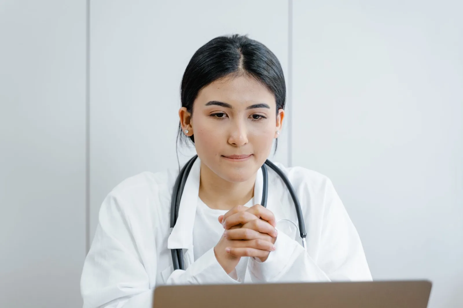 Bệnh nhân trao đổi với bác sĩ trước khi bổ sung sắt