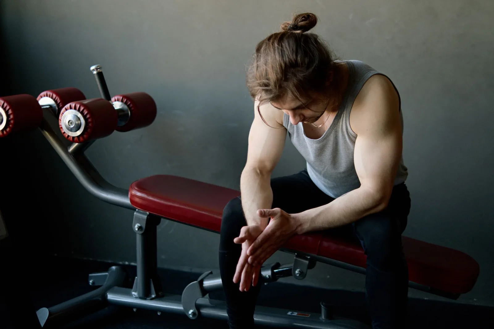 Người tập nghỉ ngơi khi cảm thấy mệt trong phòng gym