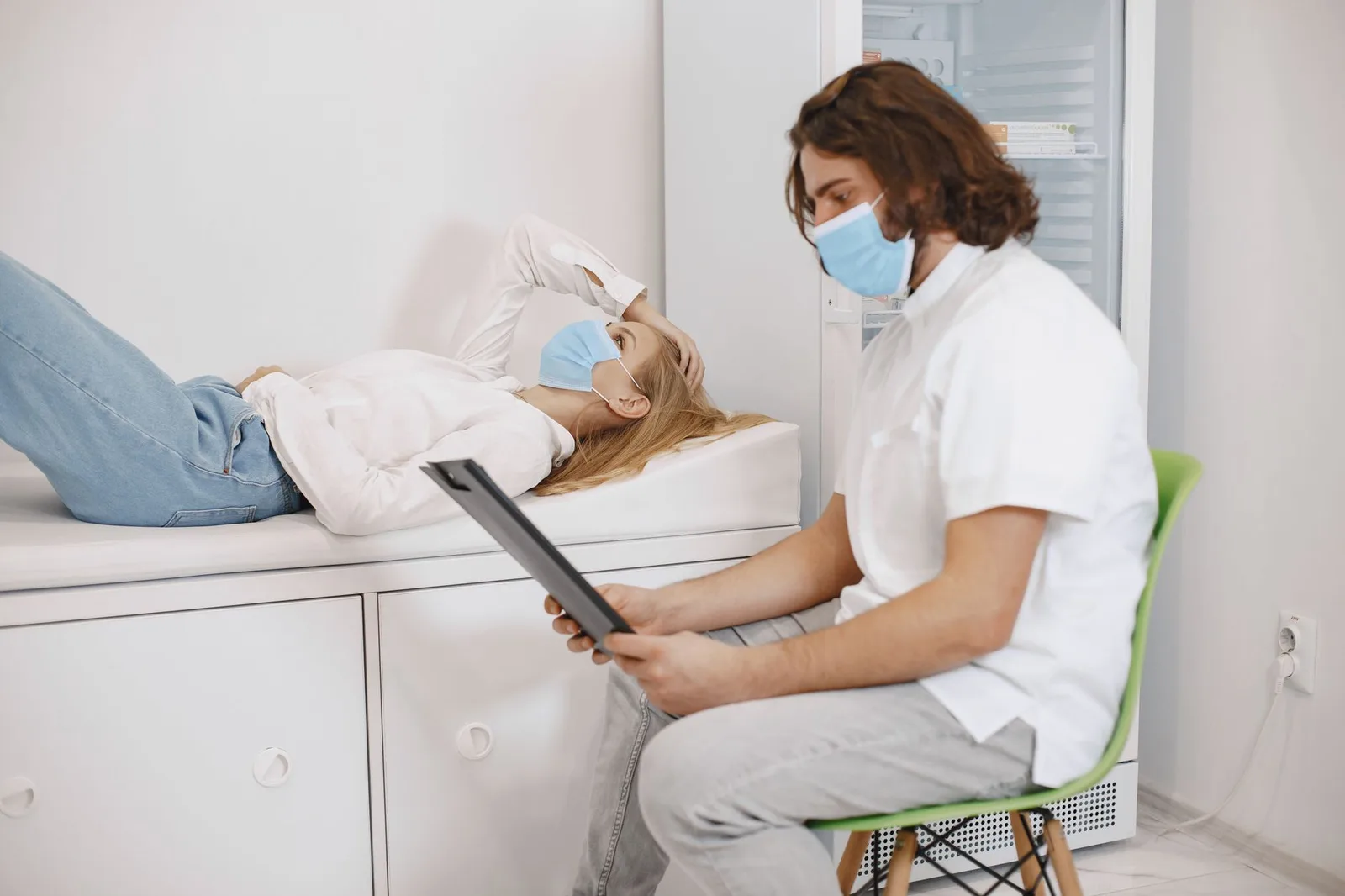 Bệnh nhân trẻ mệt mỏi trong buổi khám sức khỏe