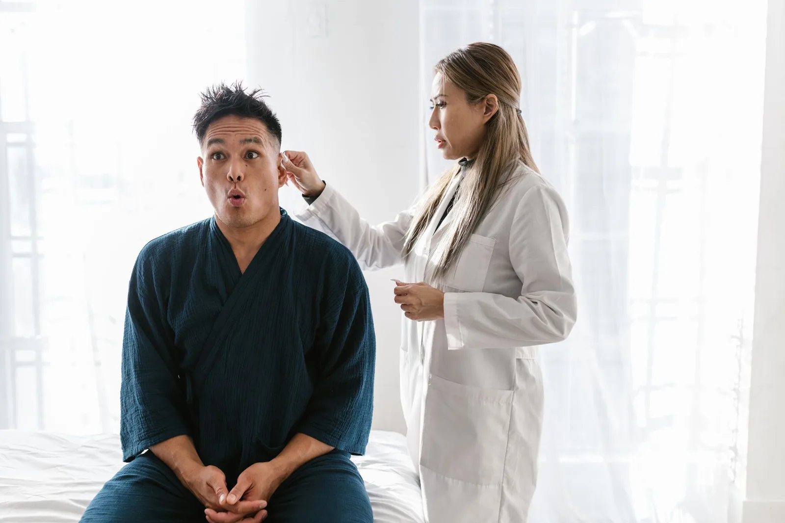 Người trẻ châu Á mệt mỏi khi đến phòng khám