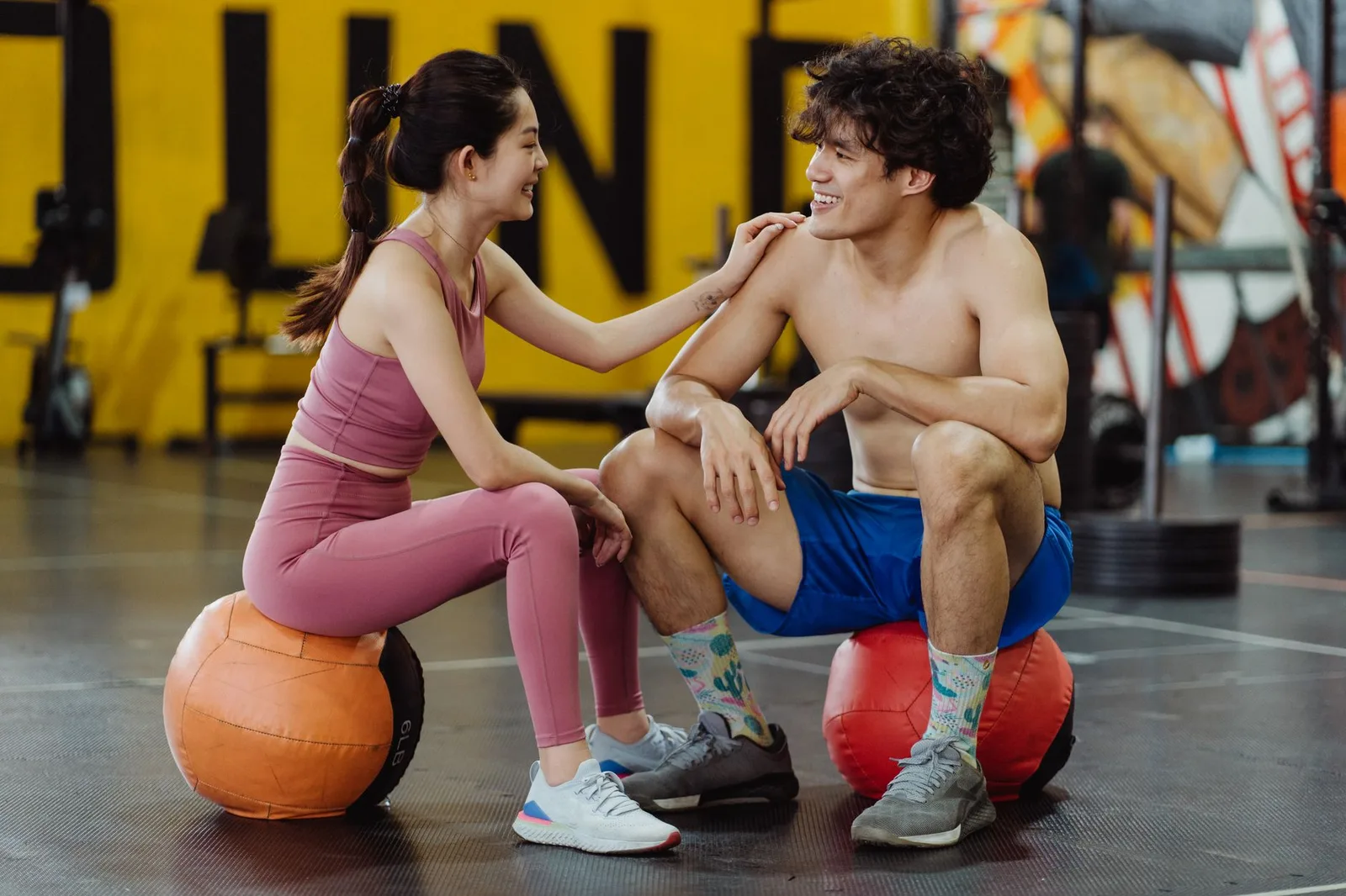 Cặp đôi trẻ châu Á kiểm tra danh sách chăm sóc sức khỏe