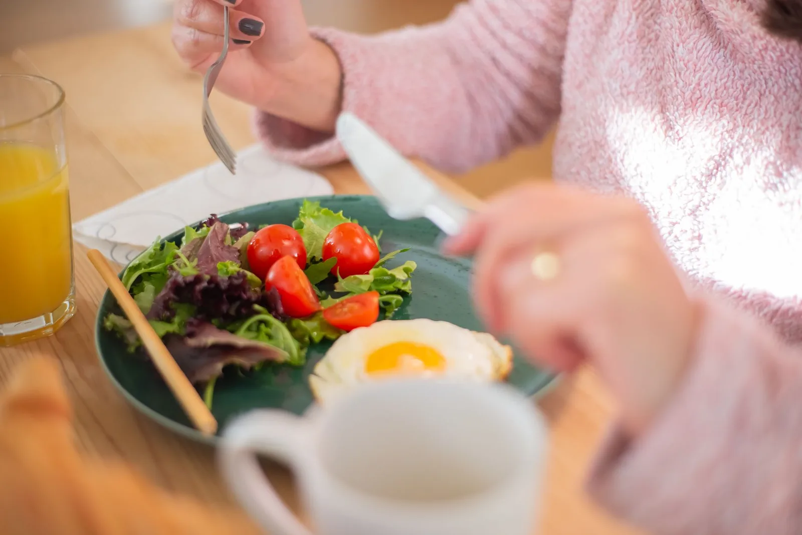 Bữa sáng cân bằng với yến mạch và trứng