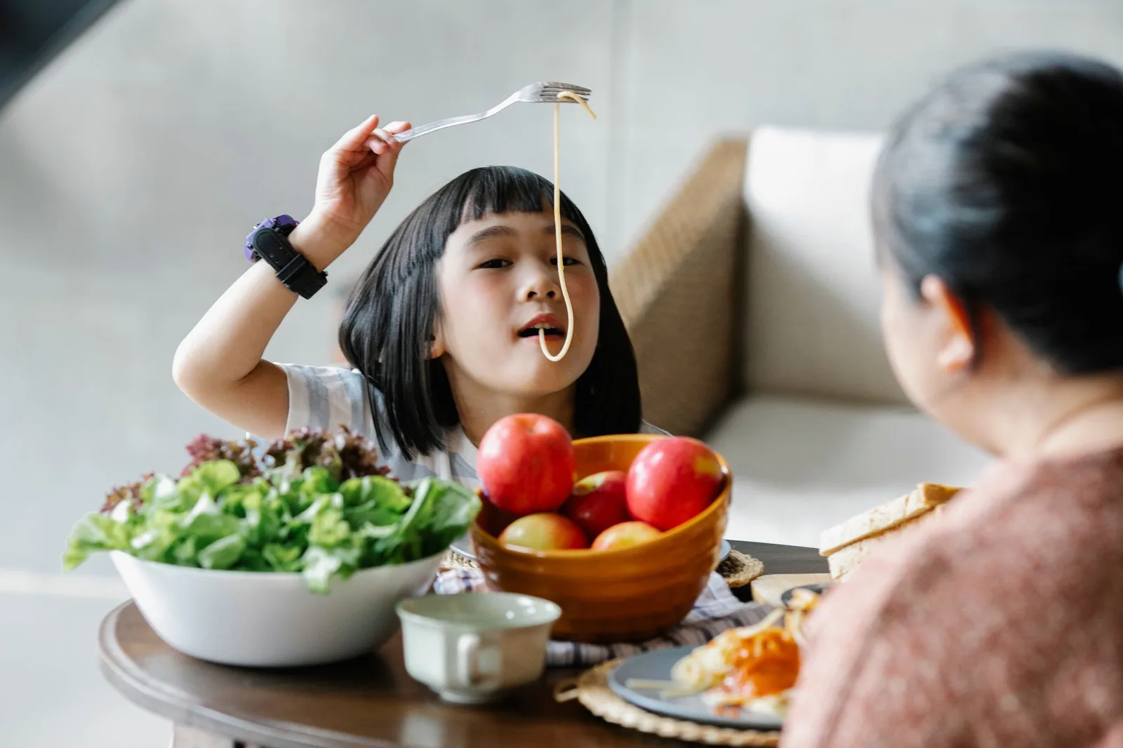 Người phụ nữ châu Á cảm thấy đói khi bỏ bữa sáng