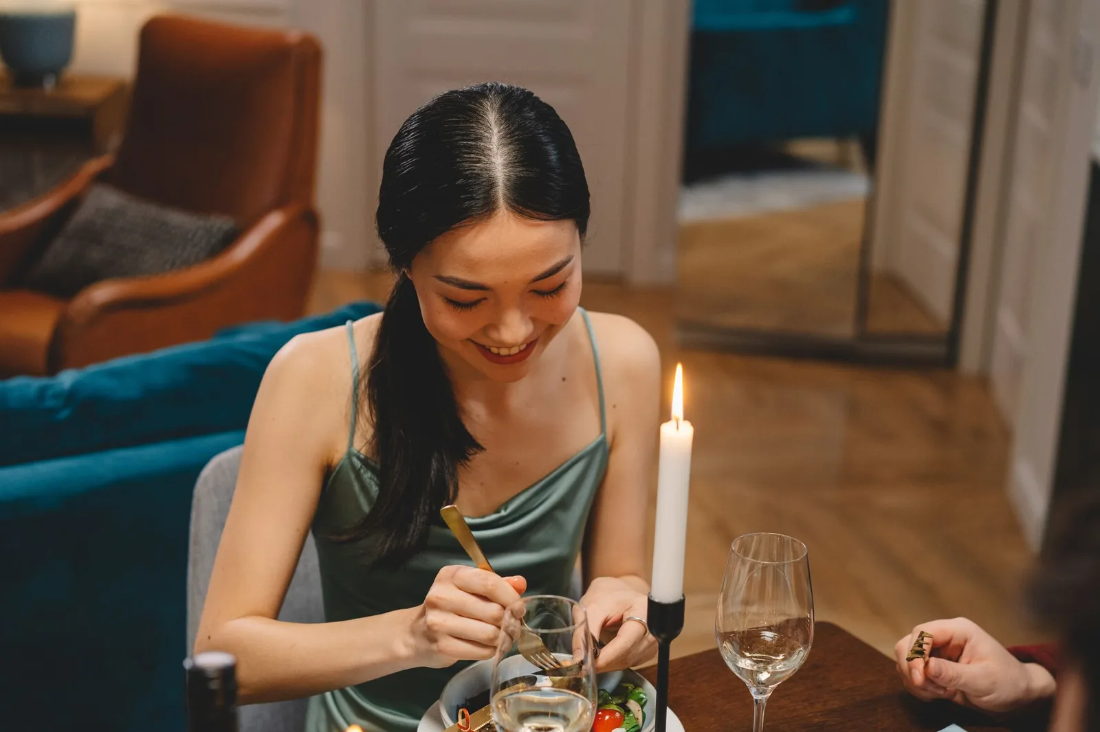 Người phụ nữ châu Á dùng bữa tối khi đói