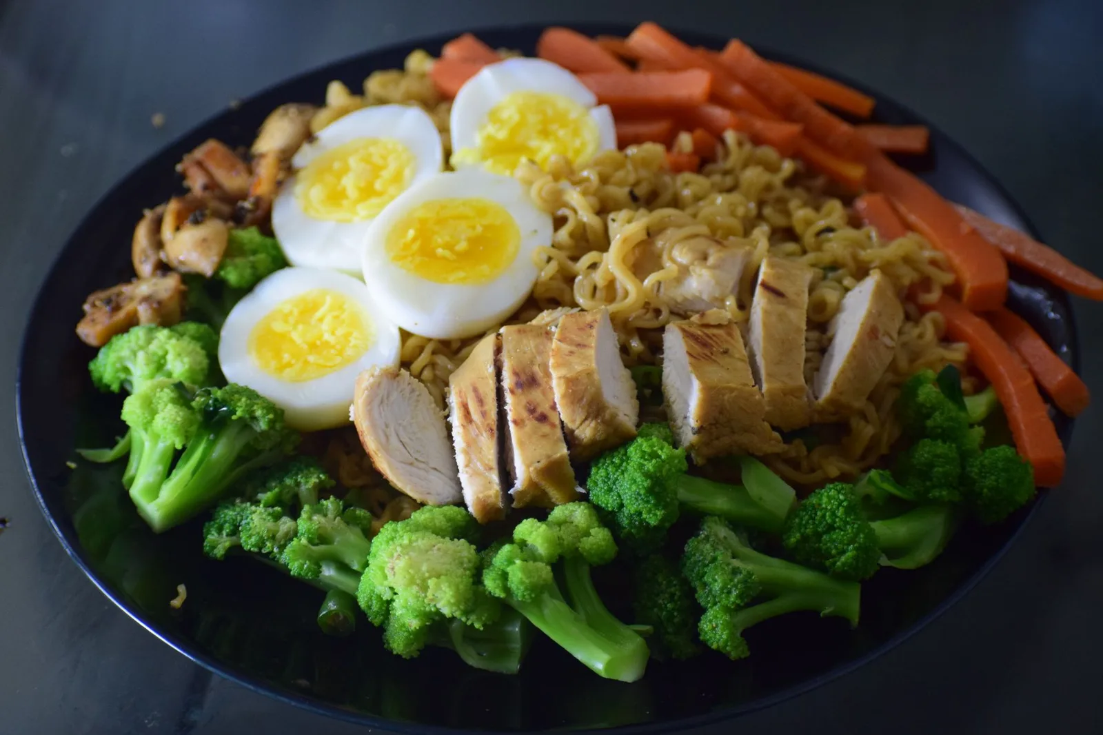 Khẩu phần bữa tối cân bằng giữa rau và protein