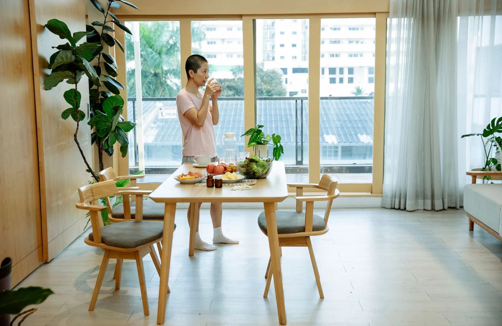 Người phụ nữ bỏ bữa sáng và cảm thấy đau dạ dày