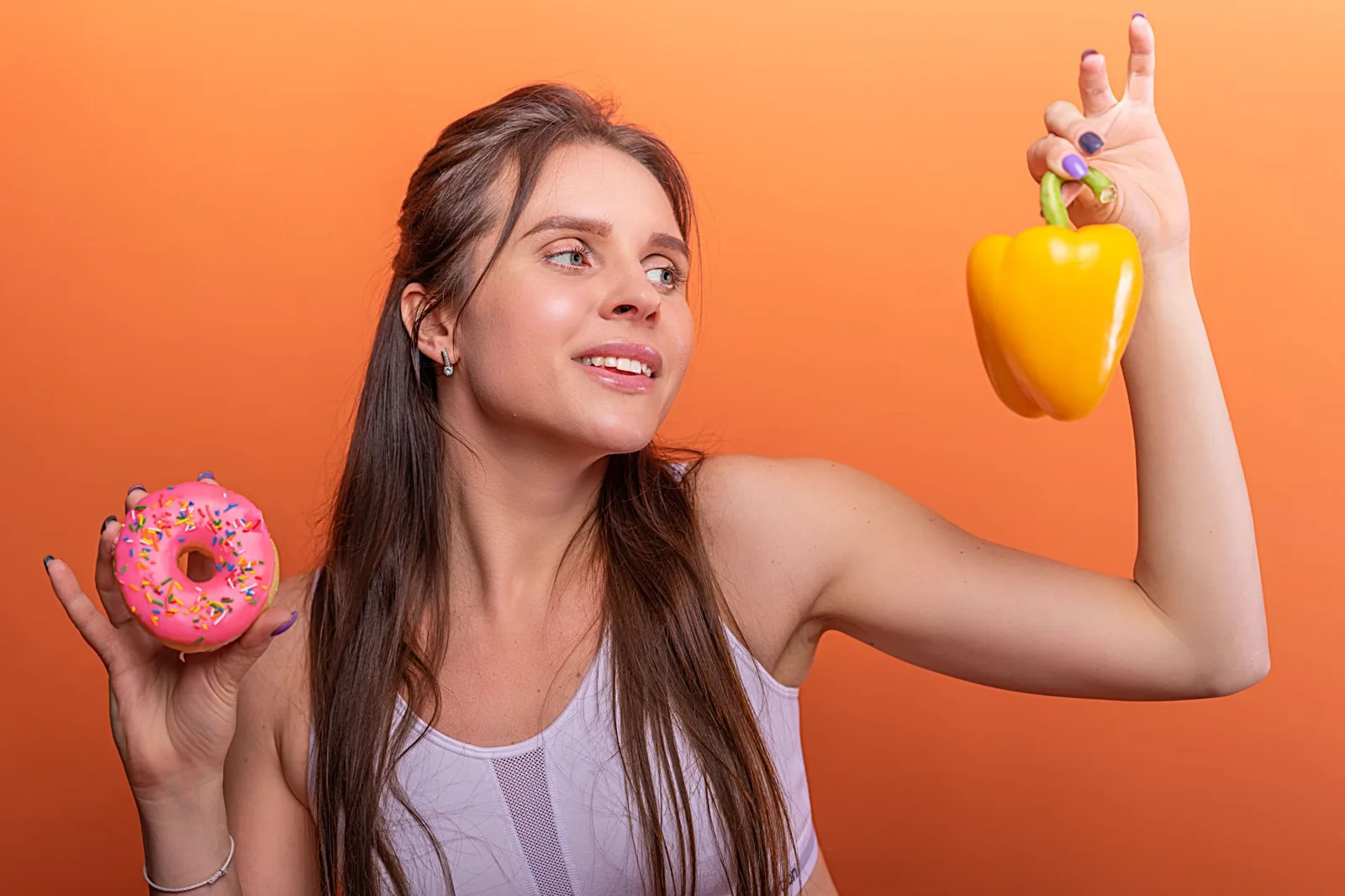 Người phụ nữ châu Á cân nhắc lựa chọn bữa ăn phù hợp