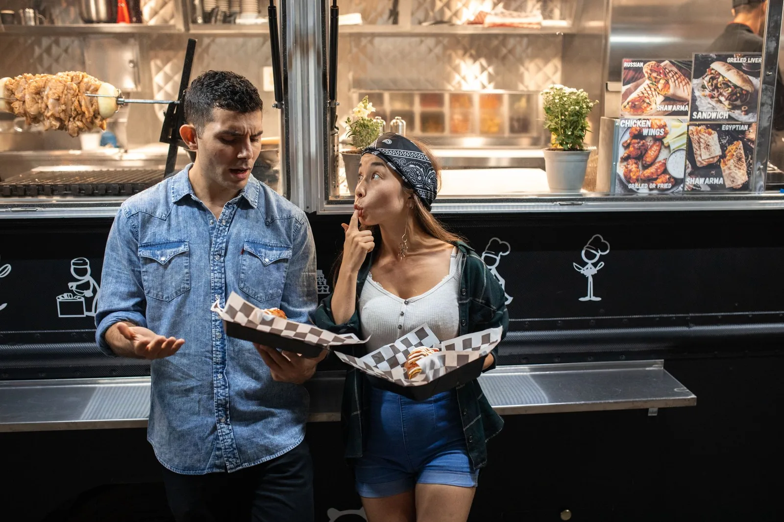 Thói quen ăn khuya của người trẻ làm tăng nguy cơ trào ngược