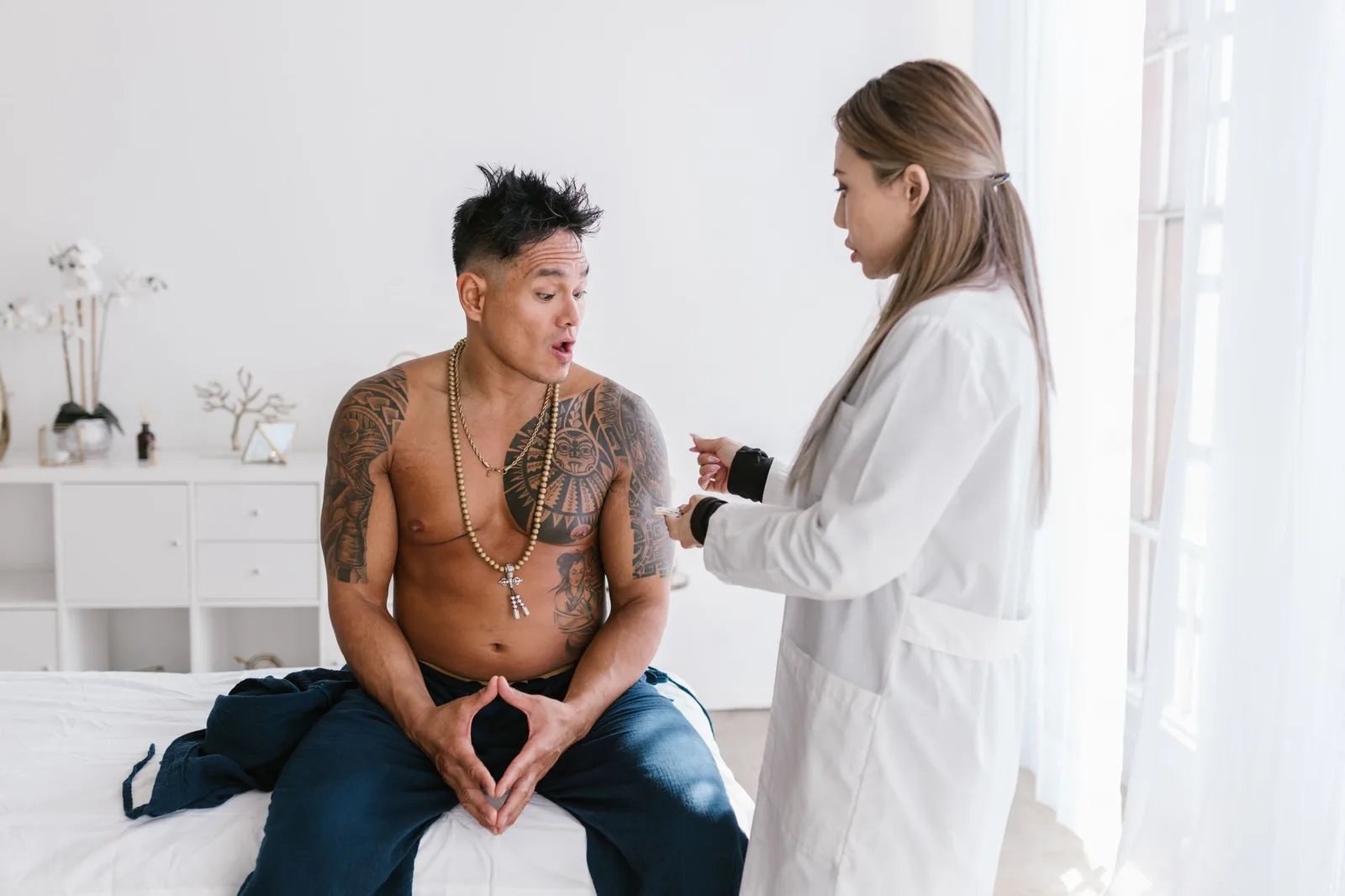Bác sĩ tư vấn cho bệnh nhân trẻ tại phòng khám