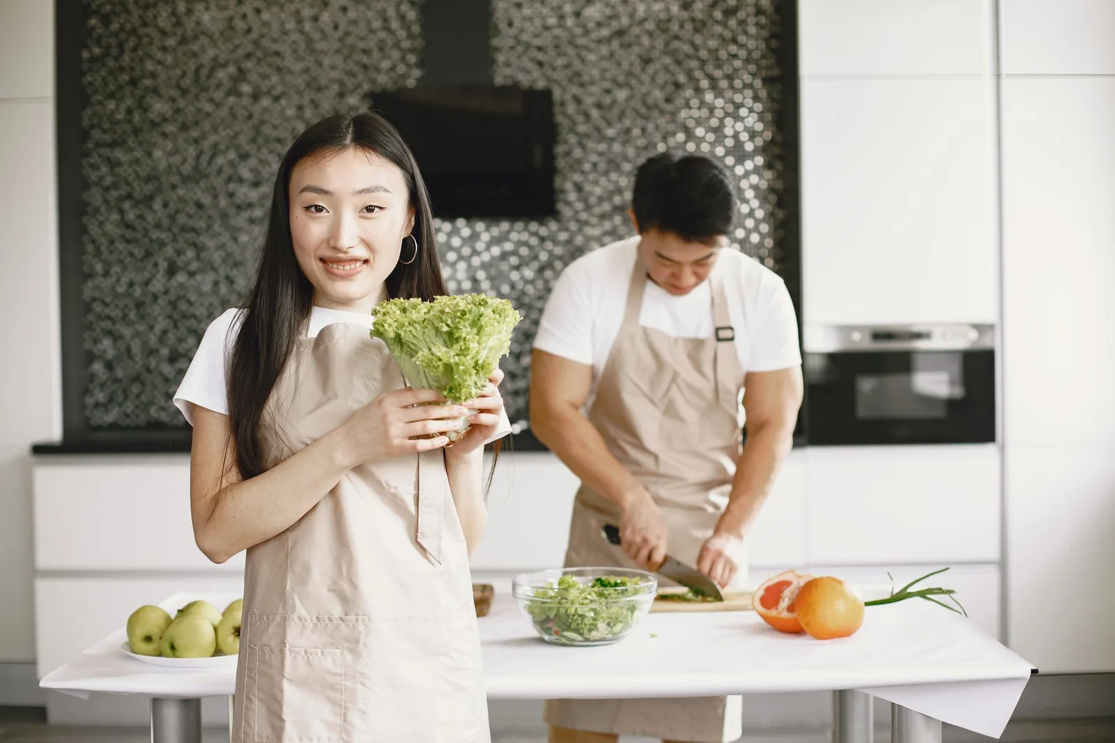 Người châu Á nấu ăn lành mạnh để phòng ngừa trào ngược