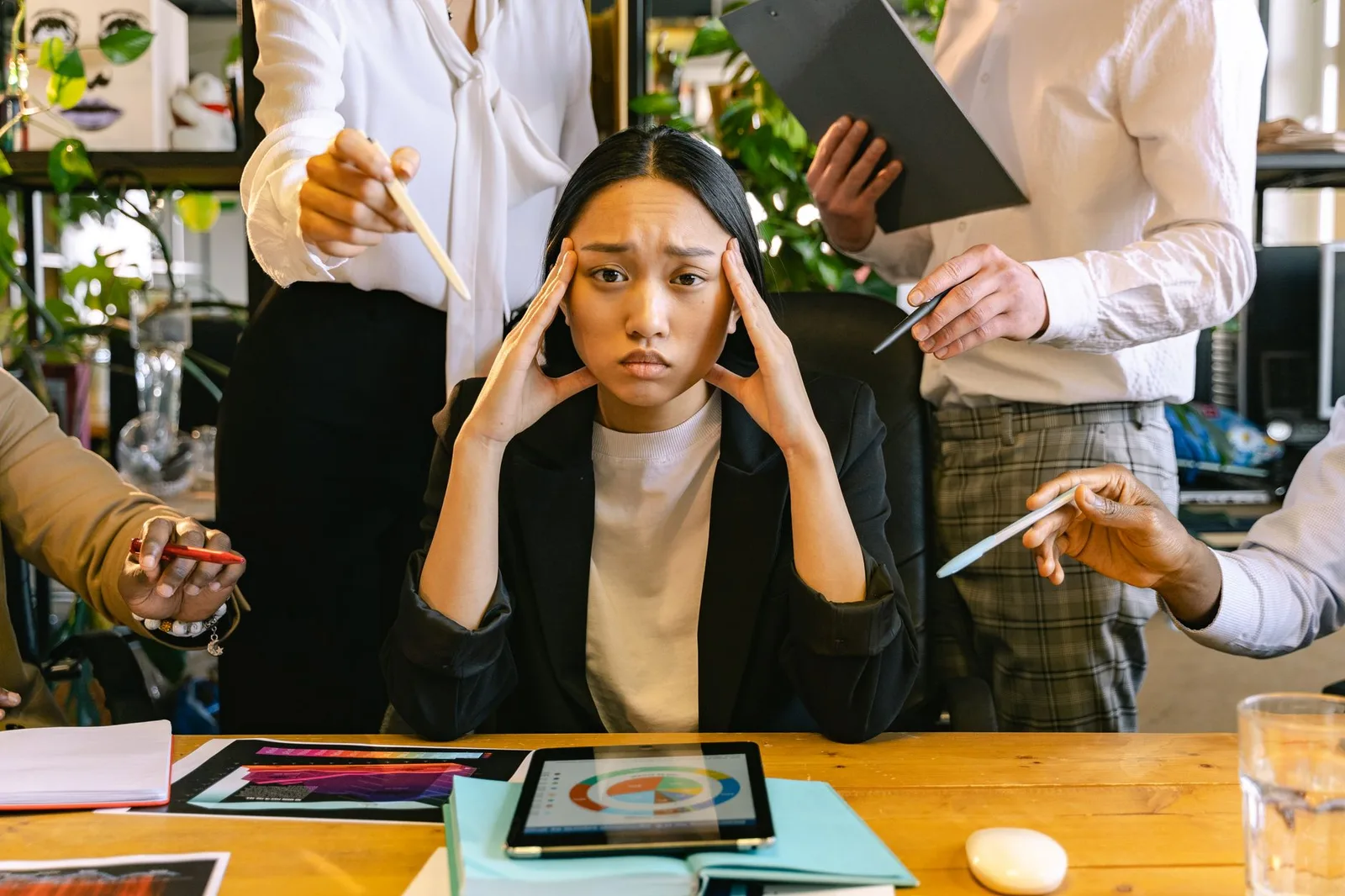 Nhân viên trẻ căng thẳng khi làm việc quá áp lực