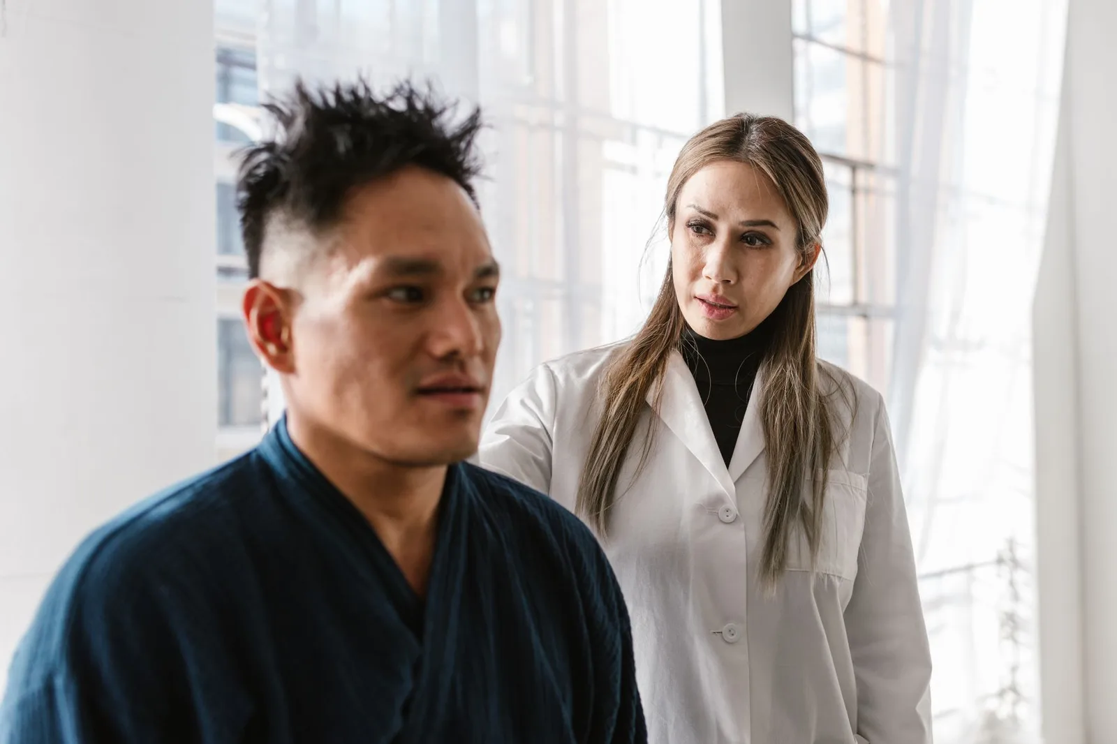 Bác sĩ thăm khám cho bệnh nhân bị đau dạ dày