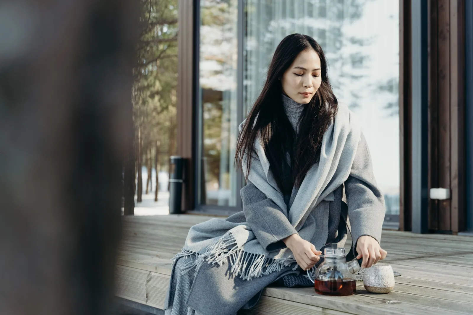 Người trẻ uống nước ấm thư giãn để giảm căng thẳng
