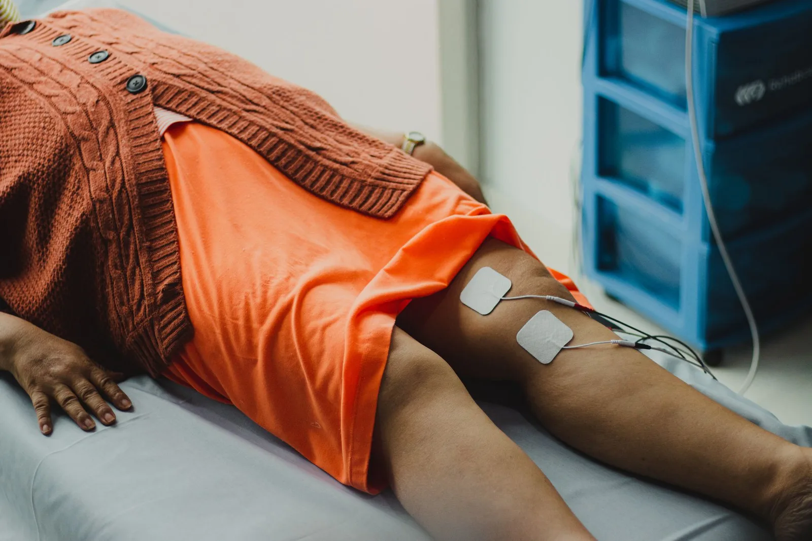Dược sĩ tư vấn cách dùng thuốc giảm đau cho người trẻ