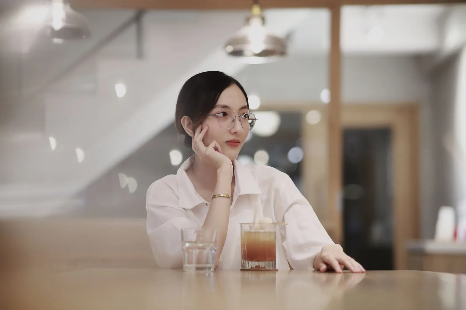 Cô gái châu Á thư giãn uống nước ấm