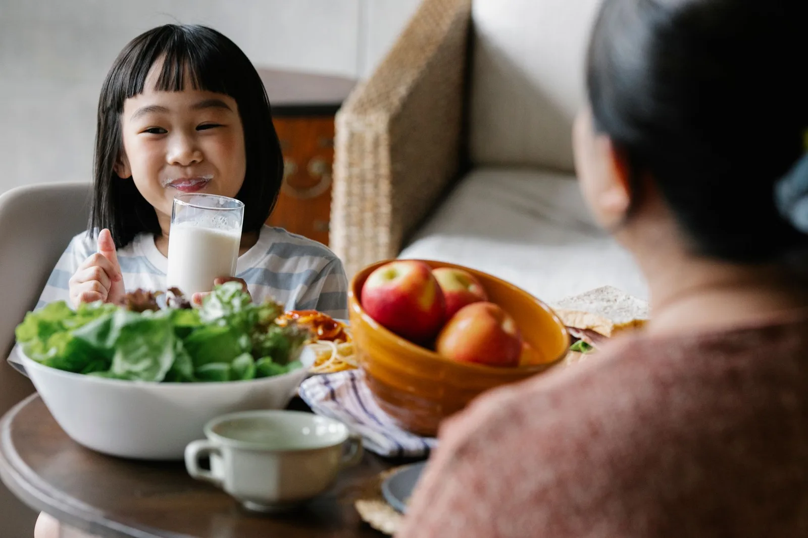Người trẻ uống một ly sữa khi bụng đói