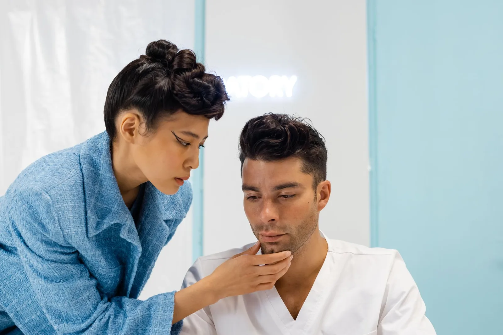 Bác sĩ đang tư vấn cho người bệnh tại phòng khám