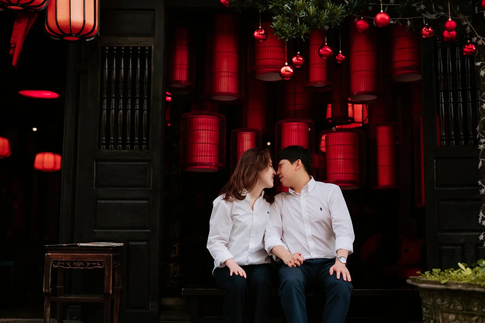 Cặp đôi châu Á hôn nhau thân mật