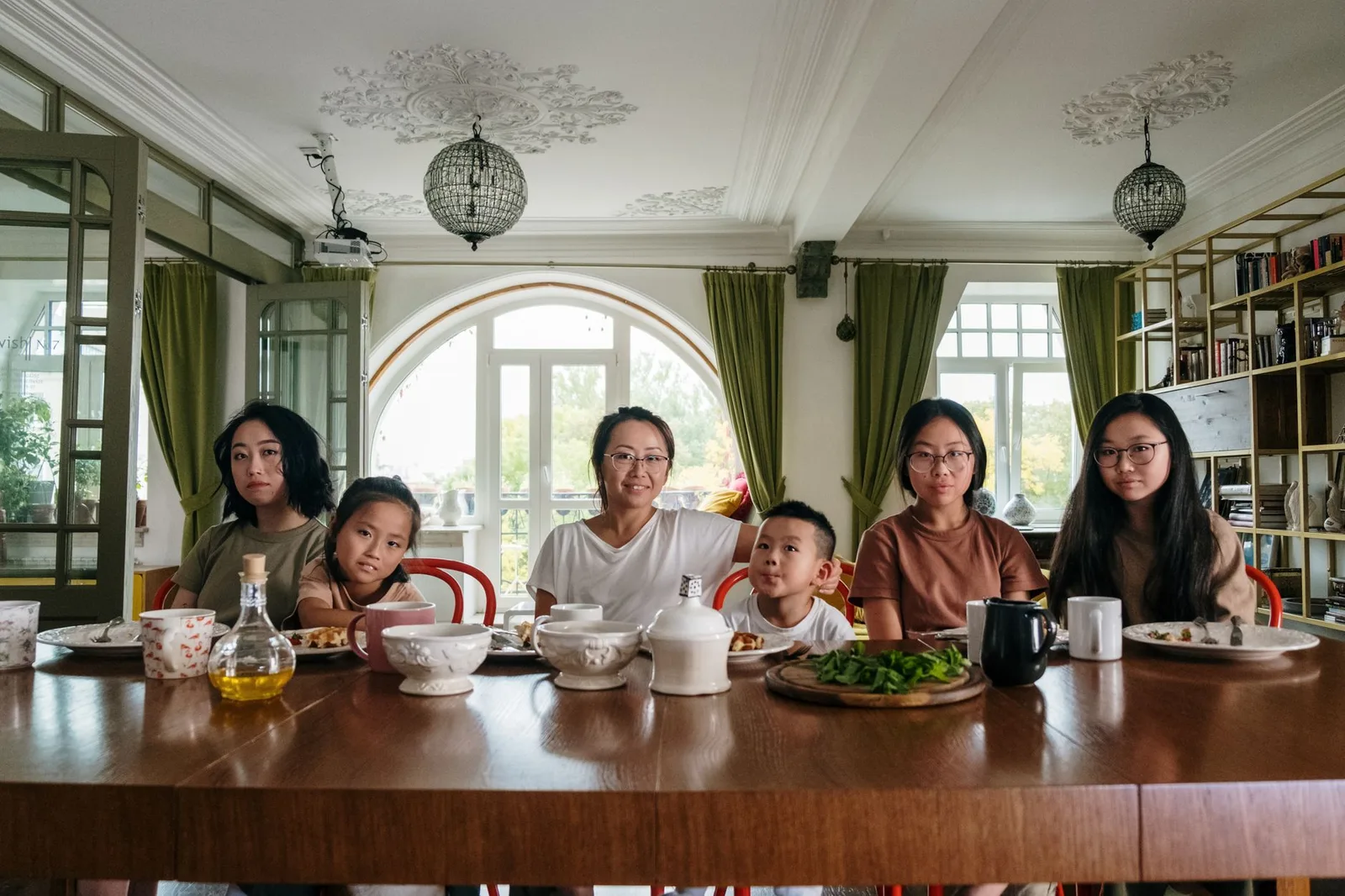 Gia đình quây quần bên mâm cơm ở nhà