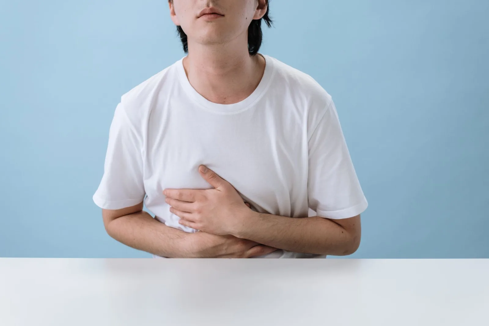 Người phụ nữ châu Á đi khám và kiểm tra dạ dày