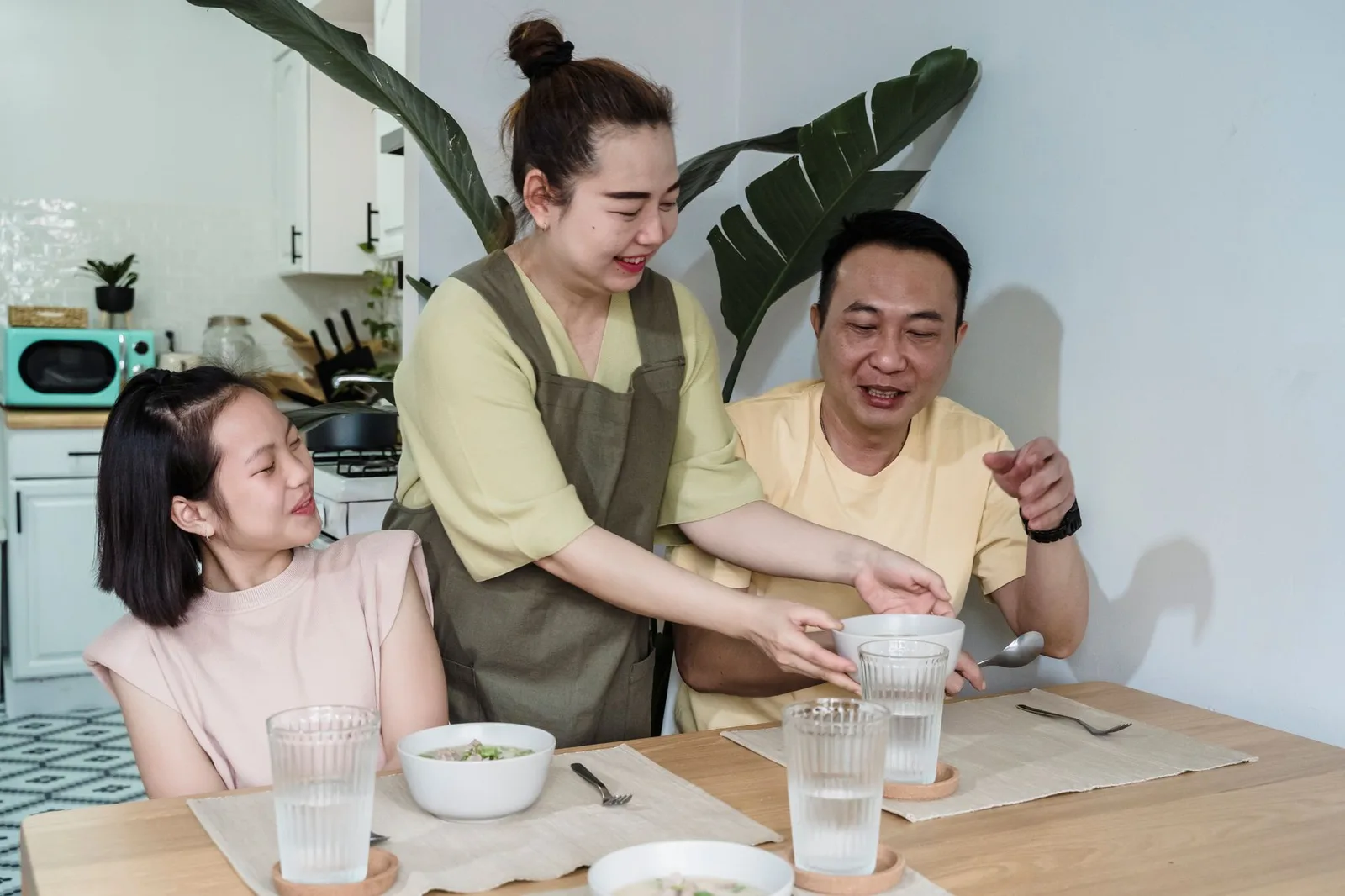 Gia đình châu Á cùng nhau ăn tối tại nhà