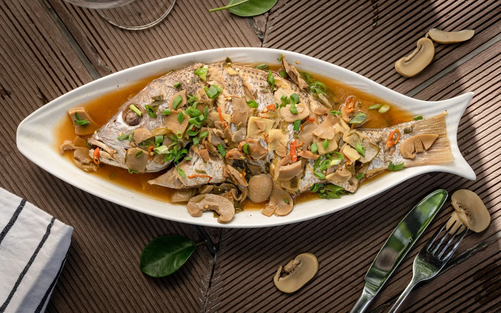 Đĩa cá hấp ăn cùng rau củ giúp dạ dày dễ chịu