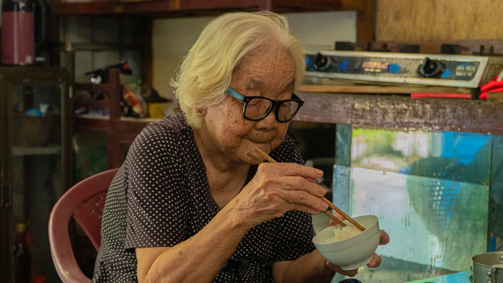 Người phụ nữ thưởng thức bát súp ấm cùng cơm trắng