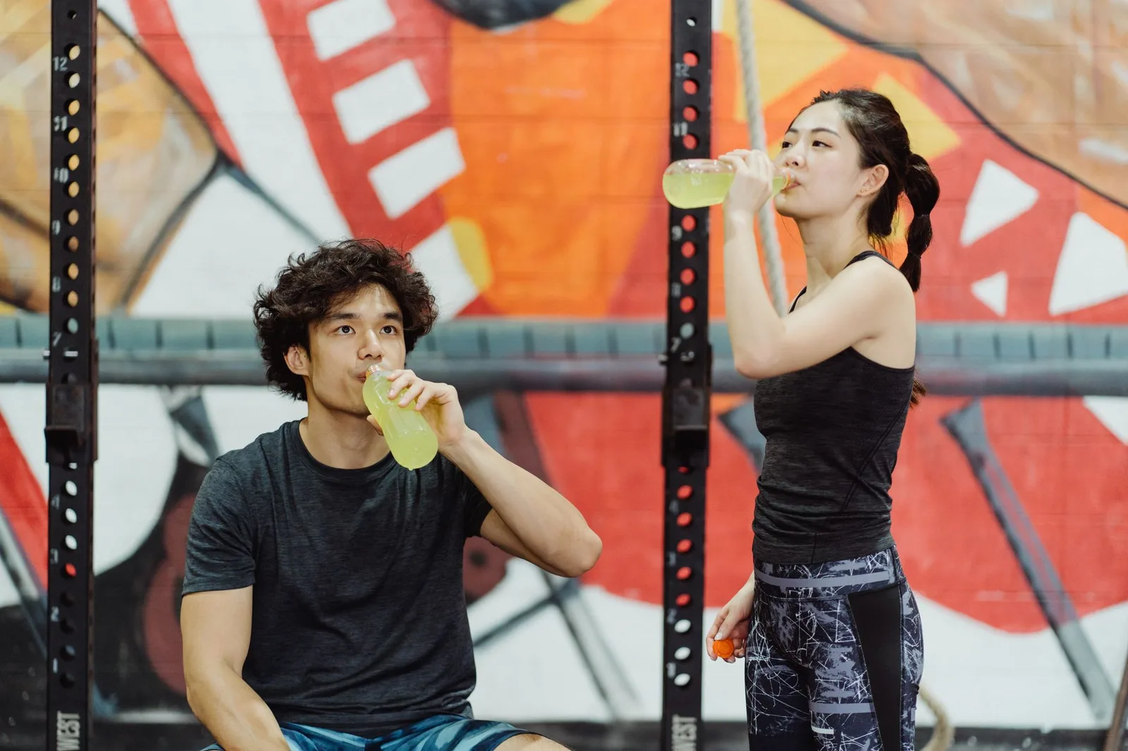Người trẻ uống nước và ăn thực phẩm giàu chất xơ để giảm táo bón