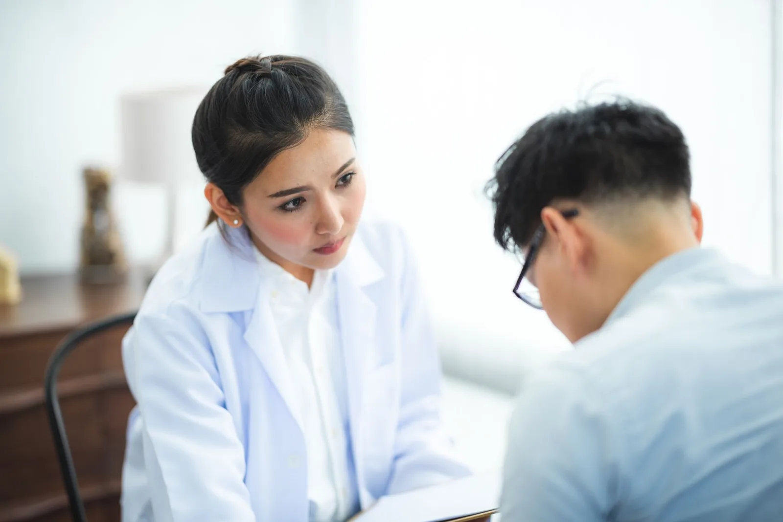 Người trẻ trao đổi với bác sĩ về tình trạng khó chịu tiêu hóa