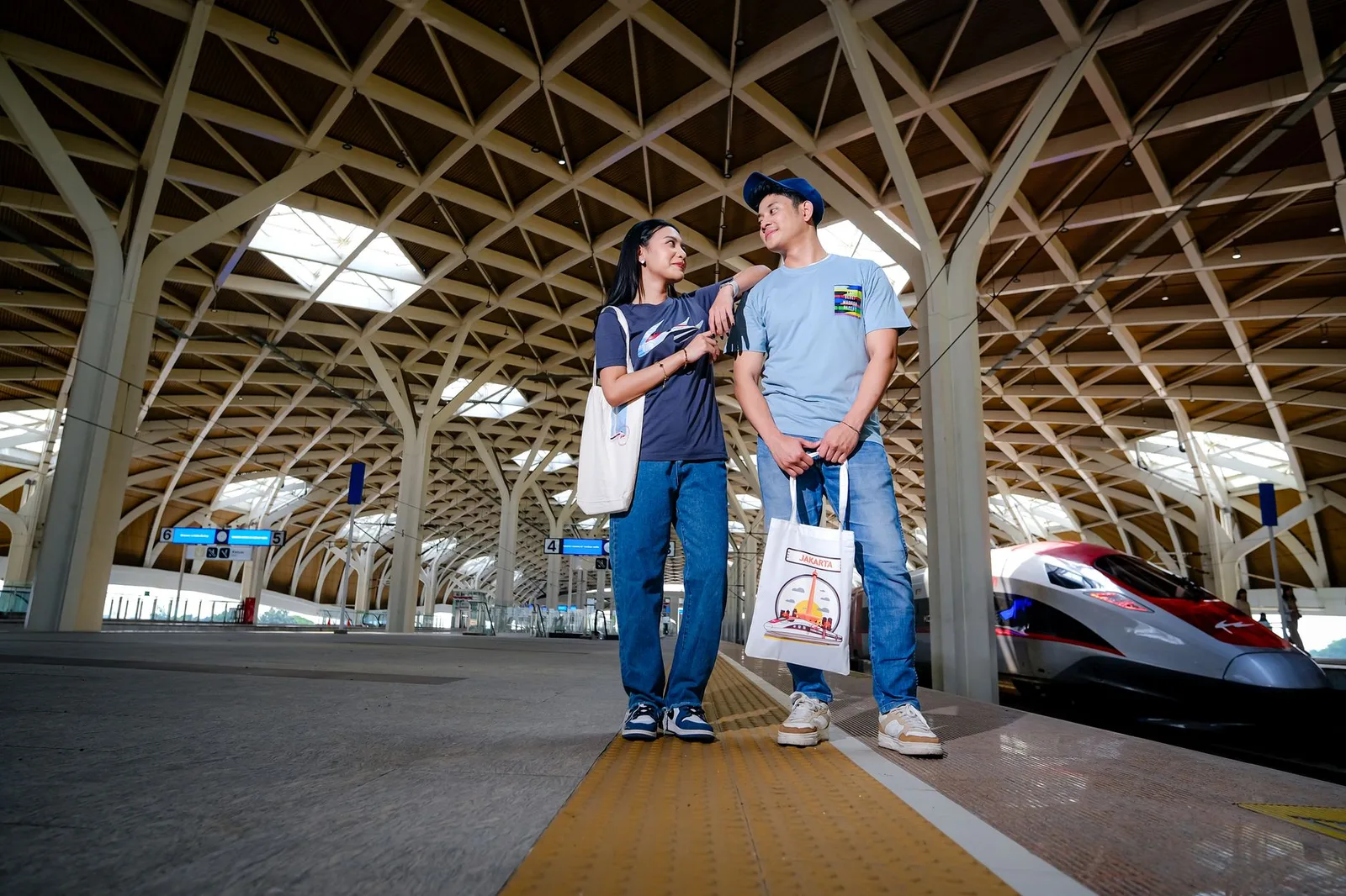 Cặp đôi châu Á chia tay tại nhà ga