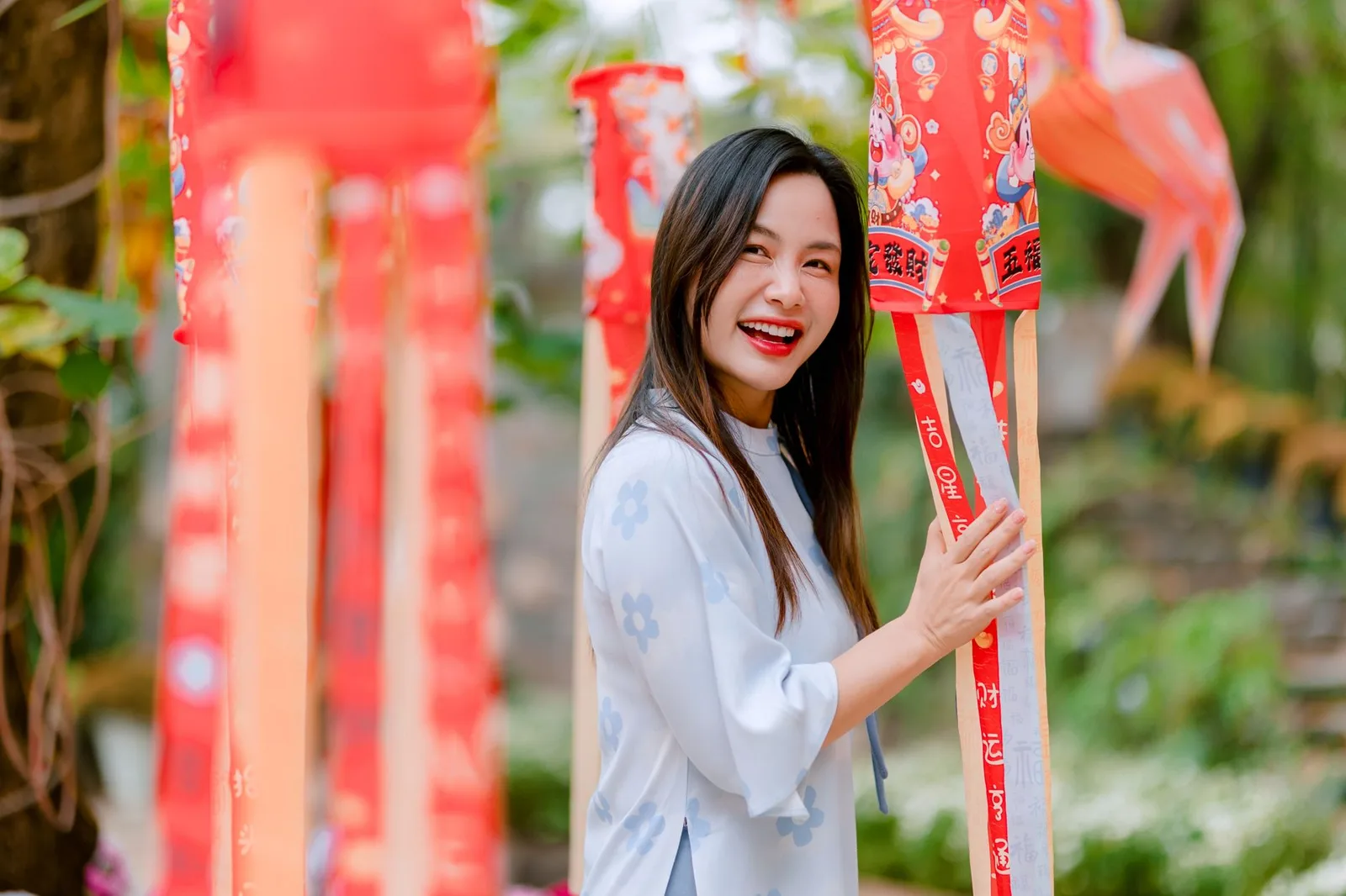 Người phụ nữ châu Á bình yên khi bắt đầu bước tiếp