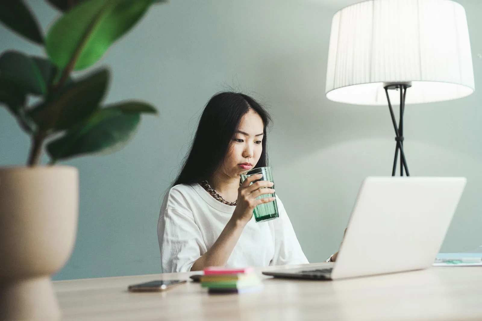 Người phụ nữ châu Á mất tập trung trong sinh hoạt hằng ngày